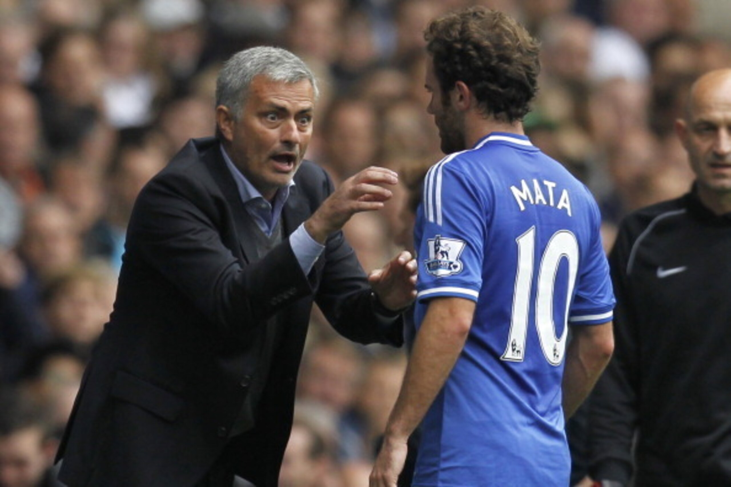 Chelsea's Portuguese manager Jose Mourinho (L) gestures to Chelsea's Spanish midfielder Juan Mata (R) during the English Premier League football match between Tottenham Hotspur and Chelsea at White Hart Lane in London on September 28, 2013.  AFP PHOTO/ IA