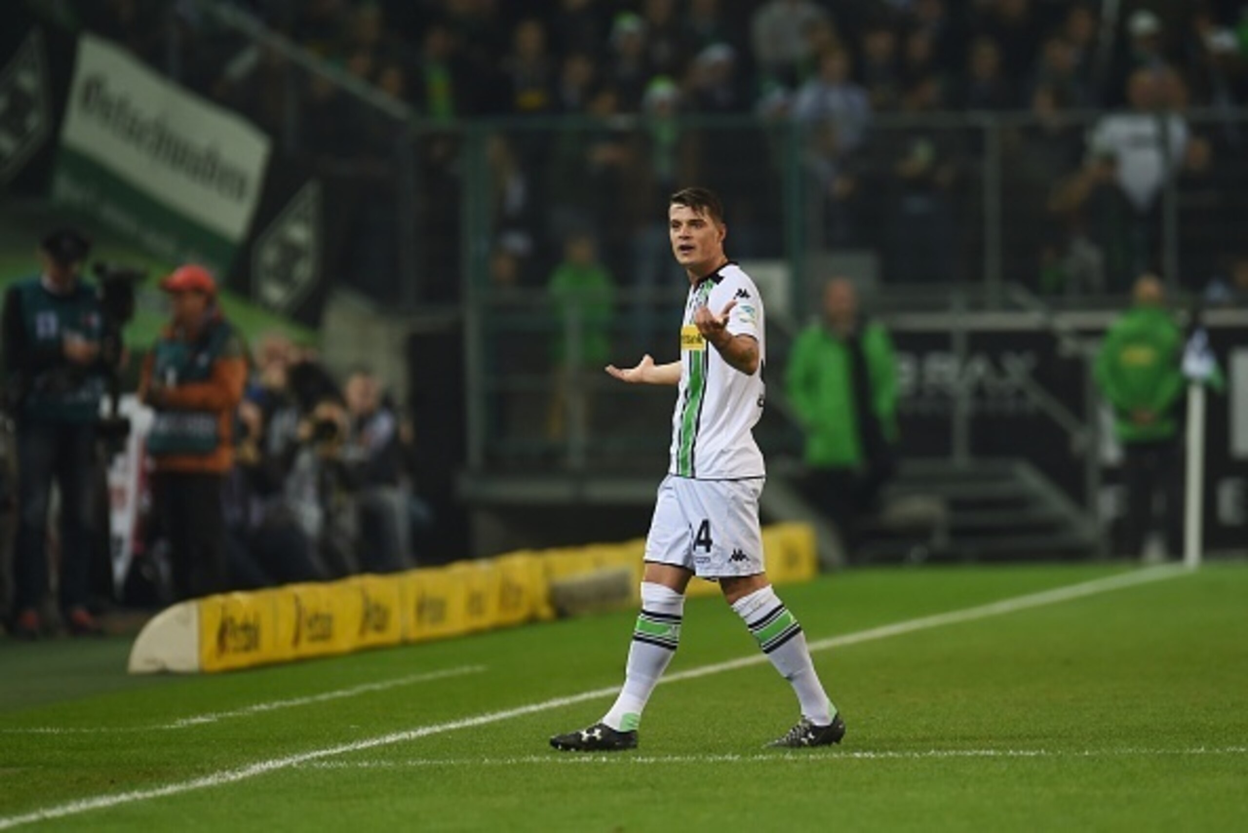 Moenchengladbach's Swiss midfielder Granit Xhaka is sent off during the German first division Bundesliga football match Borussia Moenchengladbach vs SV Darmstadt in Moenchengladbach, western Germany on December 20, 2015.  / AFP / PATRIK STOLLARZ / RESTRIC