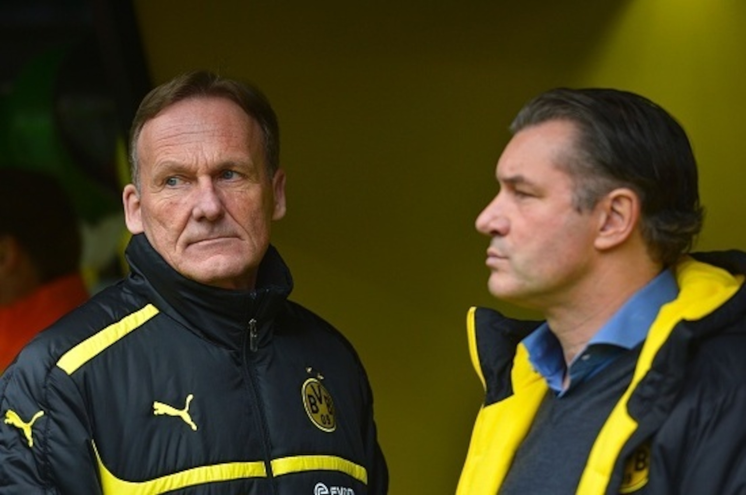 Dortmund's CEO Hans-Joachim Watzke (L) attends the German first division Bundesliga football match Borussia Dortmund vs VfL Wolfsburg, in Dortmund, western Germany, on April 30, 2016. / AFP / Sascha SCHï¿½ï¿½ï¿½ï¿½ï¿½ï¿½RMANN / RESTRICTIONS: DURING MATCH TIME: DFL RU