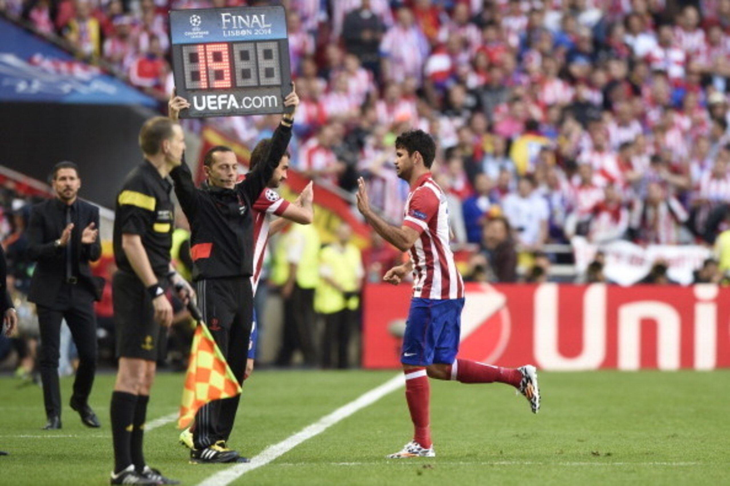 Atletico Madrid's Brazilian-born forward Diego da Silva Costa (R) leaves the pitch during the UEFA Champions League Final Real Madrid vs Atletico de Madrid at Luz stadium in Lisbon, on May 24, 2014.   AFP PHOTO/ FRANCK FIFE        (Photo credit should rea