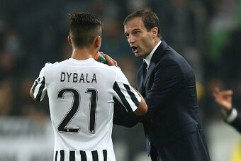 Juventus' Argentinian forward Paulo Dybala talks with Juventus' coach Massimiliano Allegri (R ) during the Italian Serie A  football match Juventus Vs Torino on October 31, 2015 at the 'Juventus Stadium' in Turin.  AFP PHOTO / MARCO BERTORELLO        (Pho