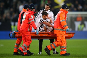 Juventus' defender Martin Caceres from Uruguay leaves the pitch on a stretcher during the Italian Serie A football match Juventus Vs Genoa on February 3, 2016 at the 'Juventus Stadium' in Turin.  AFP PHOTO / MARCO BERTORELLO / AFP / MARCO BERTORELLO      