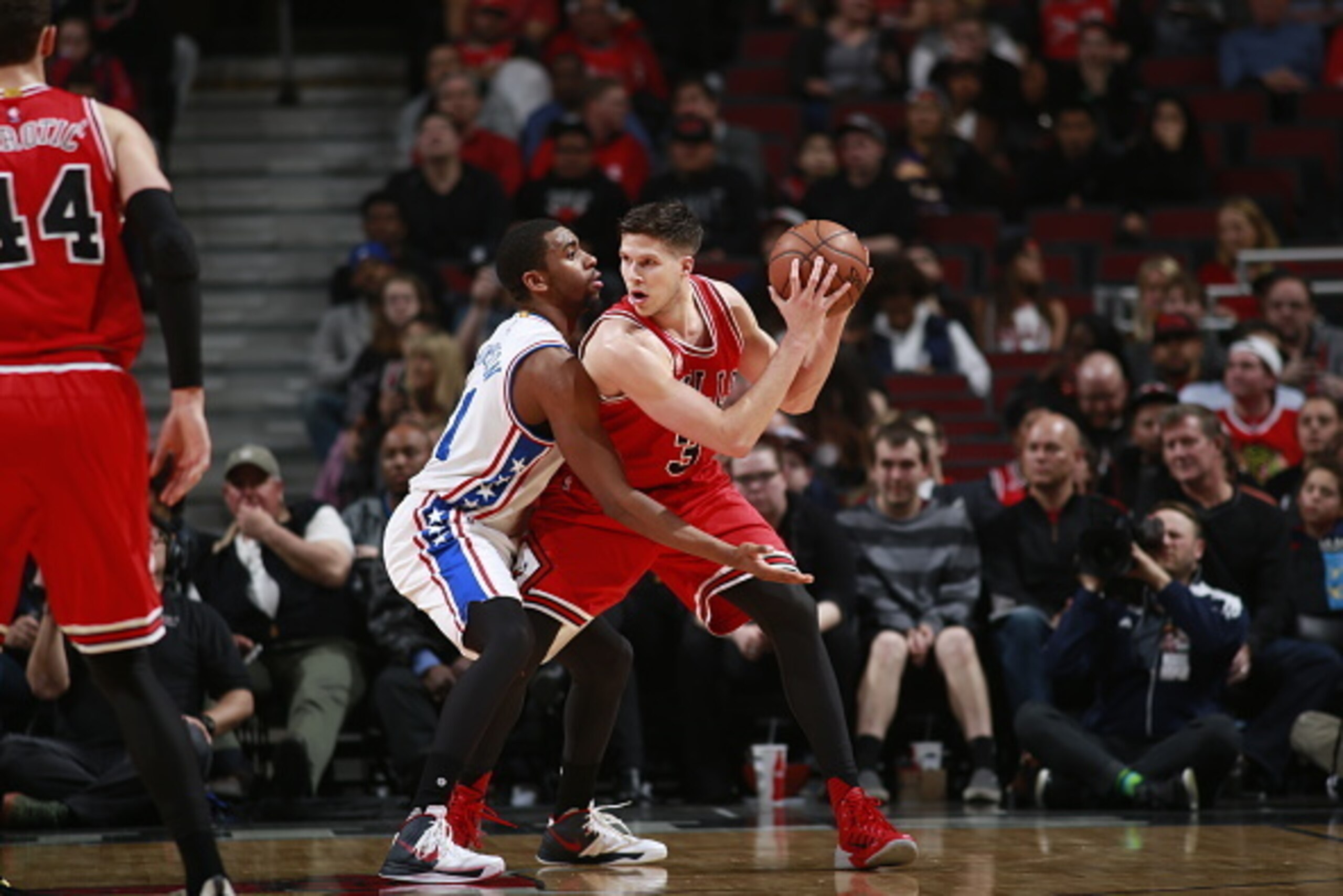 CHICAGO, IL - APRIL 13:  Doug McDermott #3 of the Chicago Bulls looks to pas the ball against the Philadelphia 76ers on April 13, 2016 at the United Center in Chicago, Illinois. NOTE TO USER: User expressly acknowledges and agrees that, by downloading and