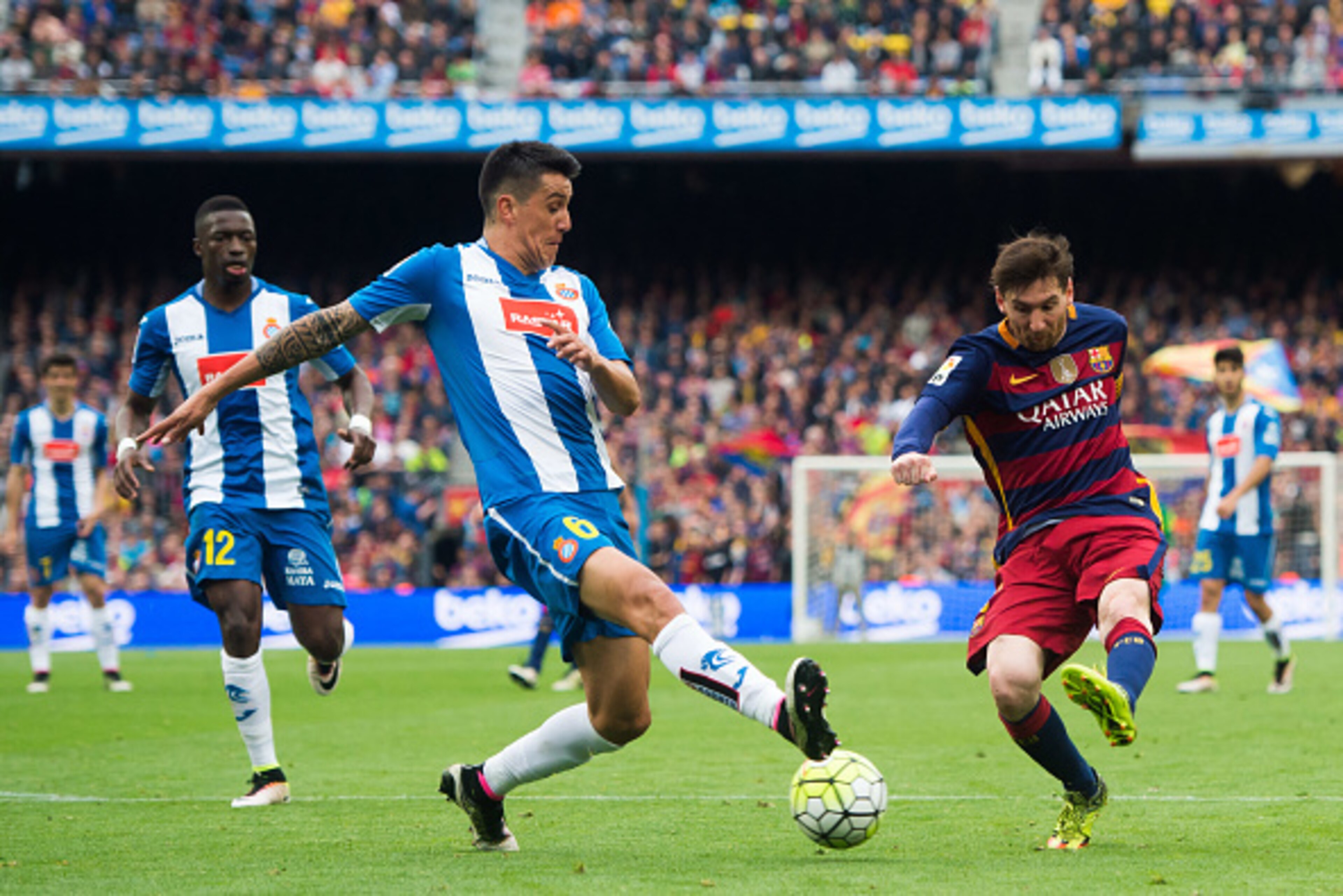 BARCELONA, SPAIN - MAY 08: Lionel Messi of FC Barcelona kicks the ball next to Enzo Roco of RCD Espanyol during the La Liga match between FC Barcelona and RCD Espanyol at Camp Nou on May 8, 2016 in Barcelona, Spain. (Photo by Alex Caparros/Getty Images)