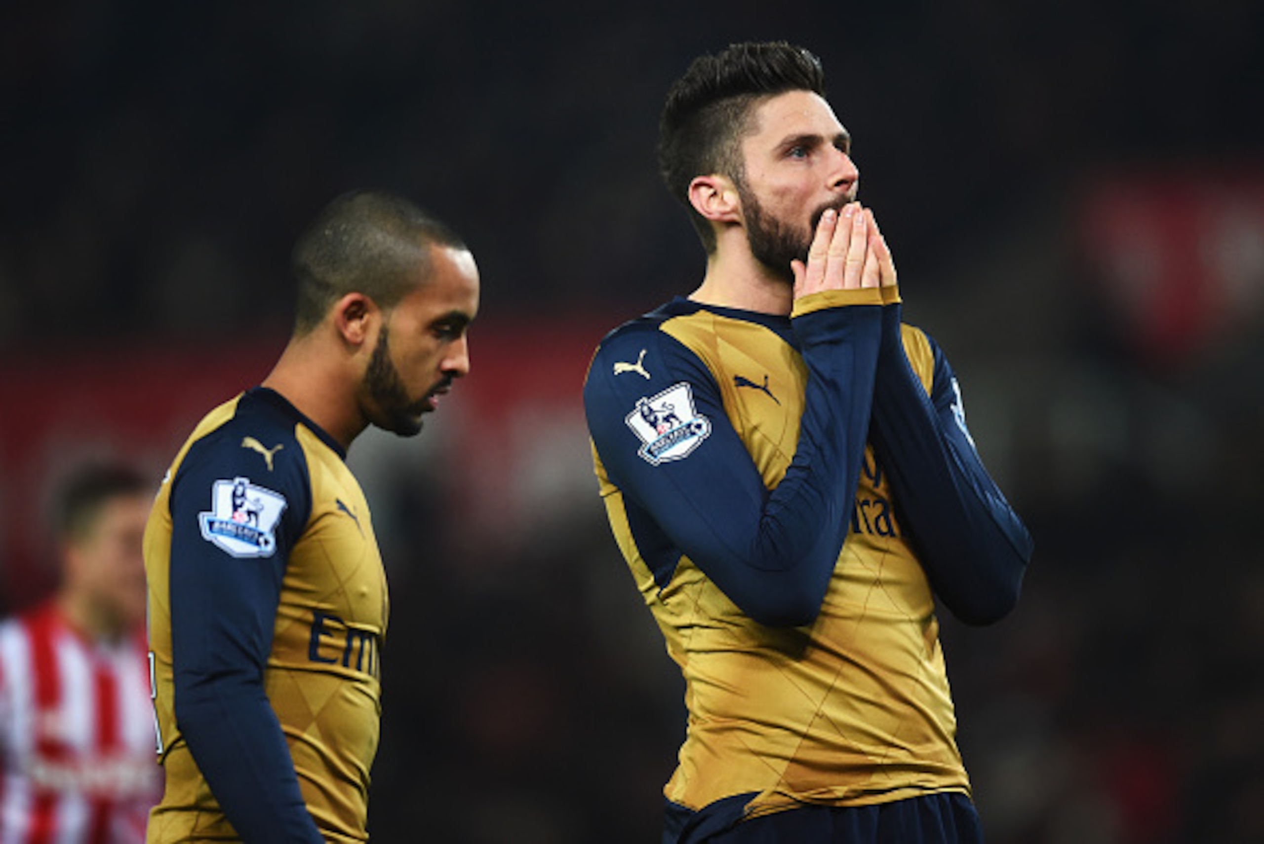 STOKE ON TRENT, ENGLAND - JANUARY 17:  Olivier Giroud (R) of Arsenal reacts after failing to score with Theo Walcott during the Barclays Premier League match between Stoke City and Arsenal at Britannia Stadium on January 17, 2016 in Stoke on Trent, Englan