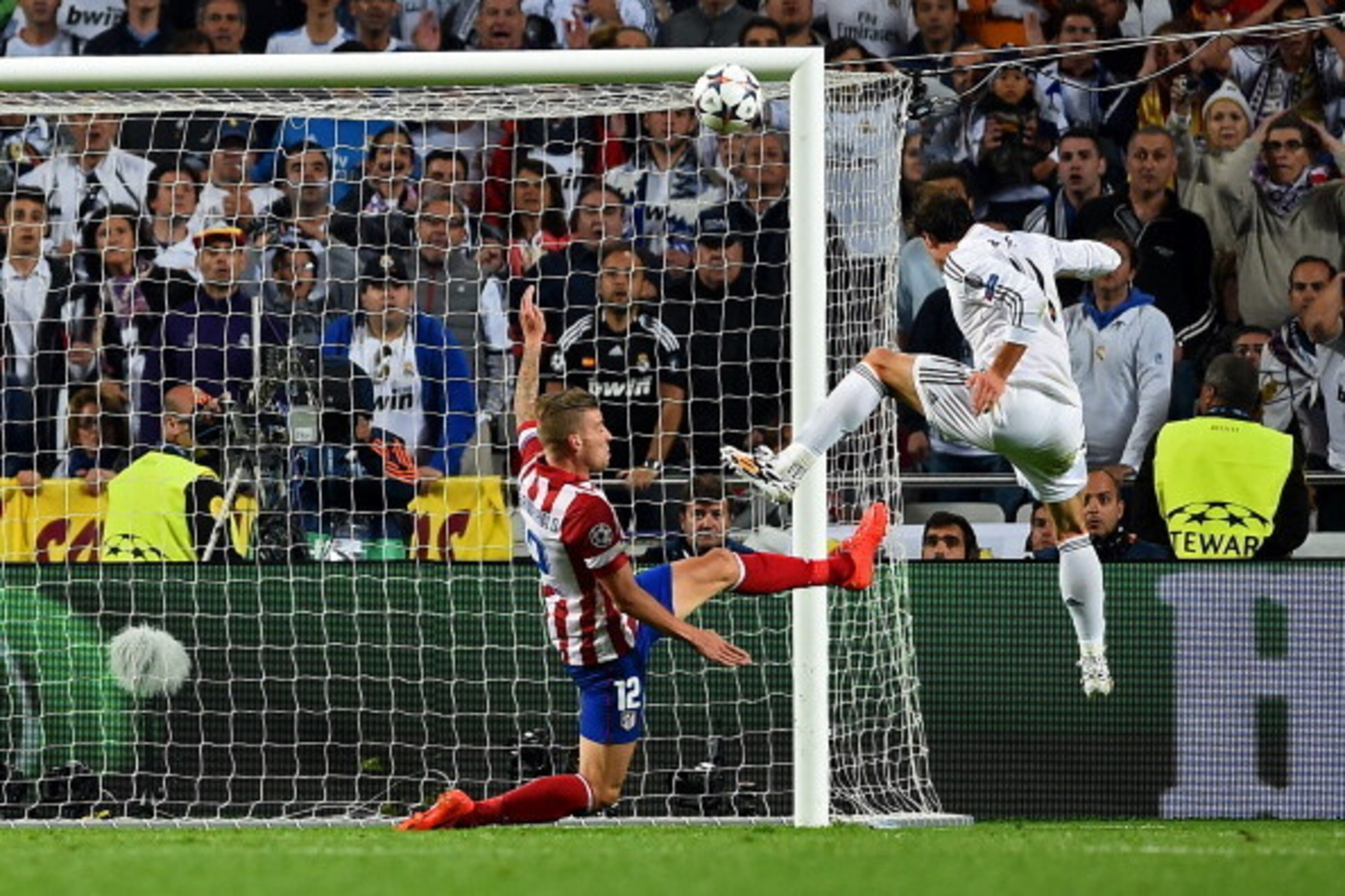 LISBON, PORTUGAL - MAY 24:  Gareth Bale of Real Madrid heads in their second goal during the UEFA Champions League Final between Real Madrid and Atletico de Madrid at Estadio da Luz on May 24, 2014 in Lisbon, Portugal.  (Photo by Laurence Griffiths/Getty 
