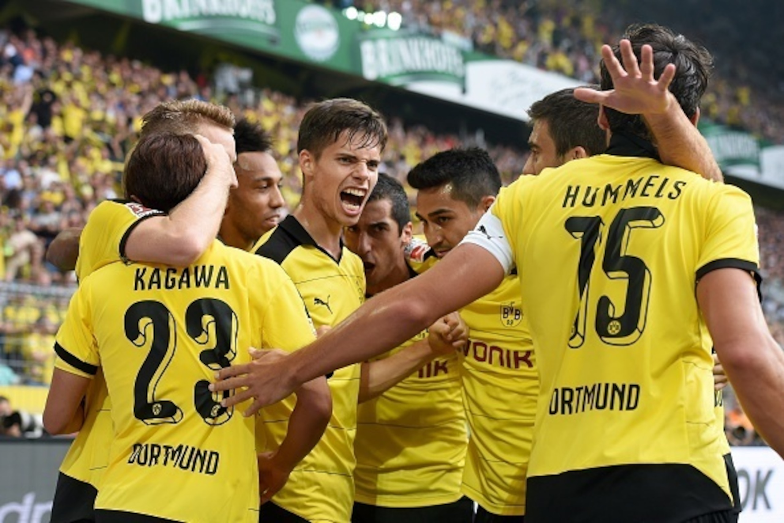Dortmund's player celebrate during the German first division Bundesliga football match Borussia Dortmund vs Borussia Moenchengladbach in Dortmund, western Germany, on August 15, 2015.  AFP PHOTO / PATRIK STOLLARZ

RESTRICTIONS: DURING MATCH TIME: DFL RULE