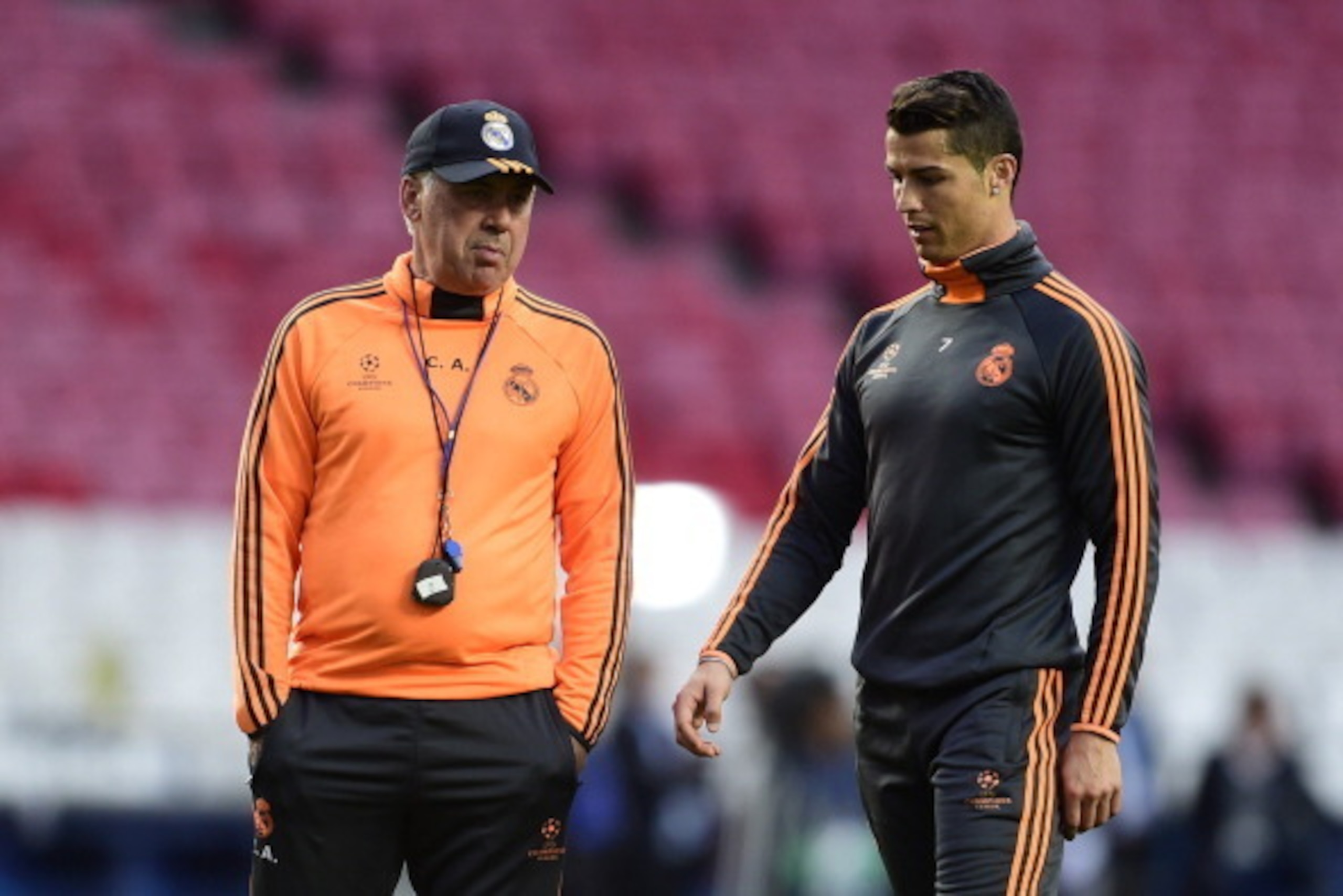 Real Madrid's Italian coach Carlo Ancelotti (L) and Real Madrid's Portuguese forward Cristiano Ronaldo take part in a training session on the eve of the UEFA Champions League final between Atletico Madrid and Real Madrid on May 23, 2014 at the Luz stadium