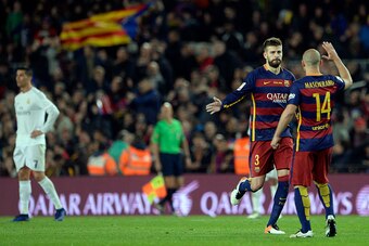 Barcelona's defender Gerard Pique (2nd R) celebrates a goal with Barcelona's Argentinian defender Javier Mascherano during the Spanish league 'Clasico' football match FC Barcelona vs Real Madrid CF at the Camp Nou stadium in Barcelona on April 2, 2016. / 
