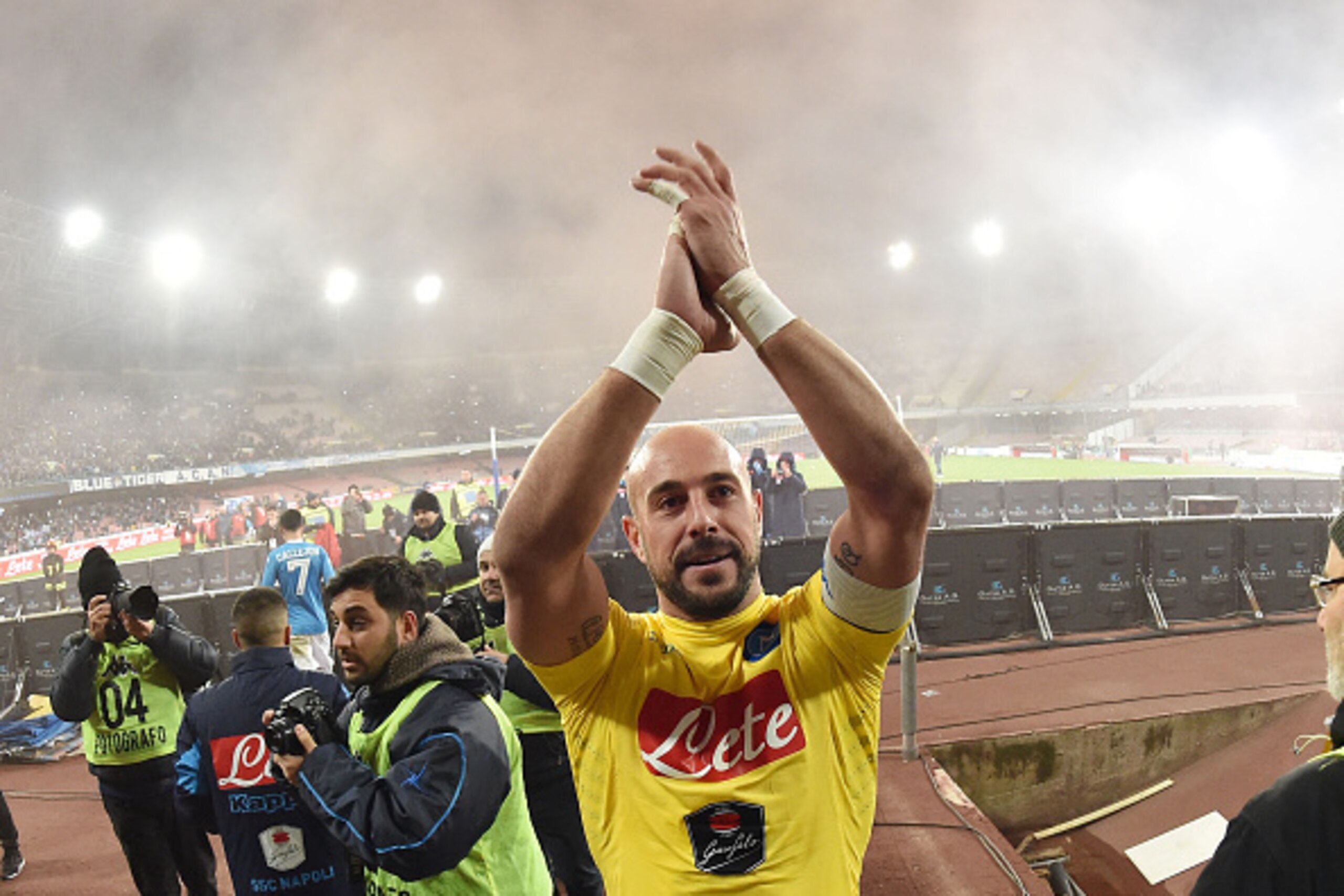 NAPLES, ITALY - JANUARY 16:  Pepe Reina of SSC Napoli celebrates the victory after the Serie A match between SSC Napoli and US Sassuolo Calcio at Stadio San Paolo on January 16, 2016 in Naples, Italy.  (Photo by Giuseppe Bellini/Getty Images)