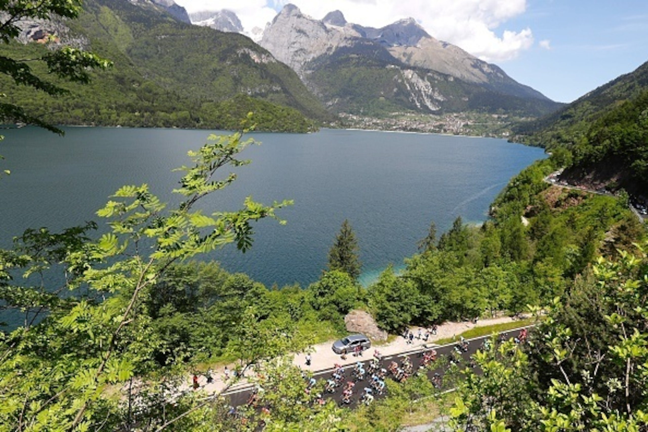 The peloton rides during the 17th stage of the 99th Giro d'Italia, Tour of Italy, from Molveno to Cassano d'Adda on May 25, 2016.  / AFP / VINCENZO PINTO        (Photo credit should read VINCENZO PINTO/AFP/Getty Images)