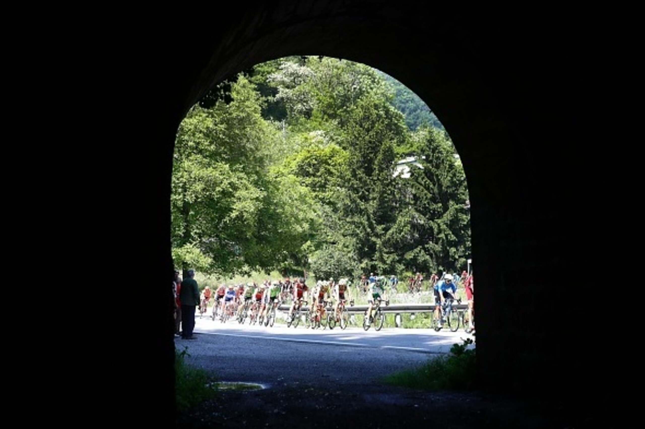 The peloton rides during the 17th stage of the 99th Giro d'Italia, Tour of Italy, from Molveno to Cassano d'Adda on May 25, 2016.  / AFP / VINCENZO PINTO        (Photo credit should read VINCENZO PINTO/AFP/Getty Images)
