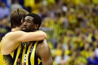 Istanbul's Ekpe Udoh (R) celebrates with teammates after they defeated Laboral in the semi-final basketball match Fenerbahce Istanbul  vs Laboral Kutxa Vitoria Gasteiz at the Euroleague Final Four in Berlin on May 13, 2016. / AFP / John MACDOUGALL        
