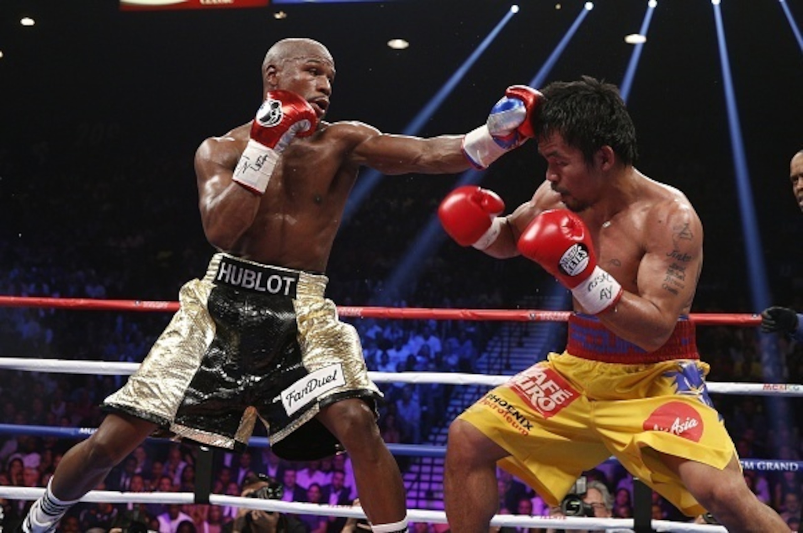 Floyd Mayweather Jr. exchange punches with Manny Pacquiao during their welterweight unification championship bout, May 2, 2015 at MGM Grand Garden Arena in Las Vegas, Nevada. Mayweather defeated Pacquiao by unanimous decision. AFP PHOTO / JOHN GURZINKSI Floyd Mayweather Jr. exchange punches with Manny Pacquiao during their welterweight unification championship bout, May 2, 2015 at MGM Grand Garden Arena in Las Vegas, Nevada. Mayweather defeated Pacquiao by unanimous decision. AFP PHOTO / JOHN GURZINKSI