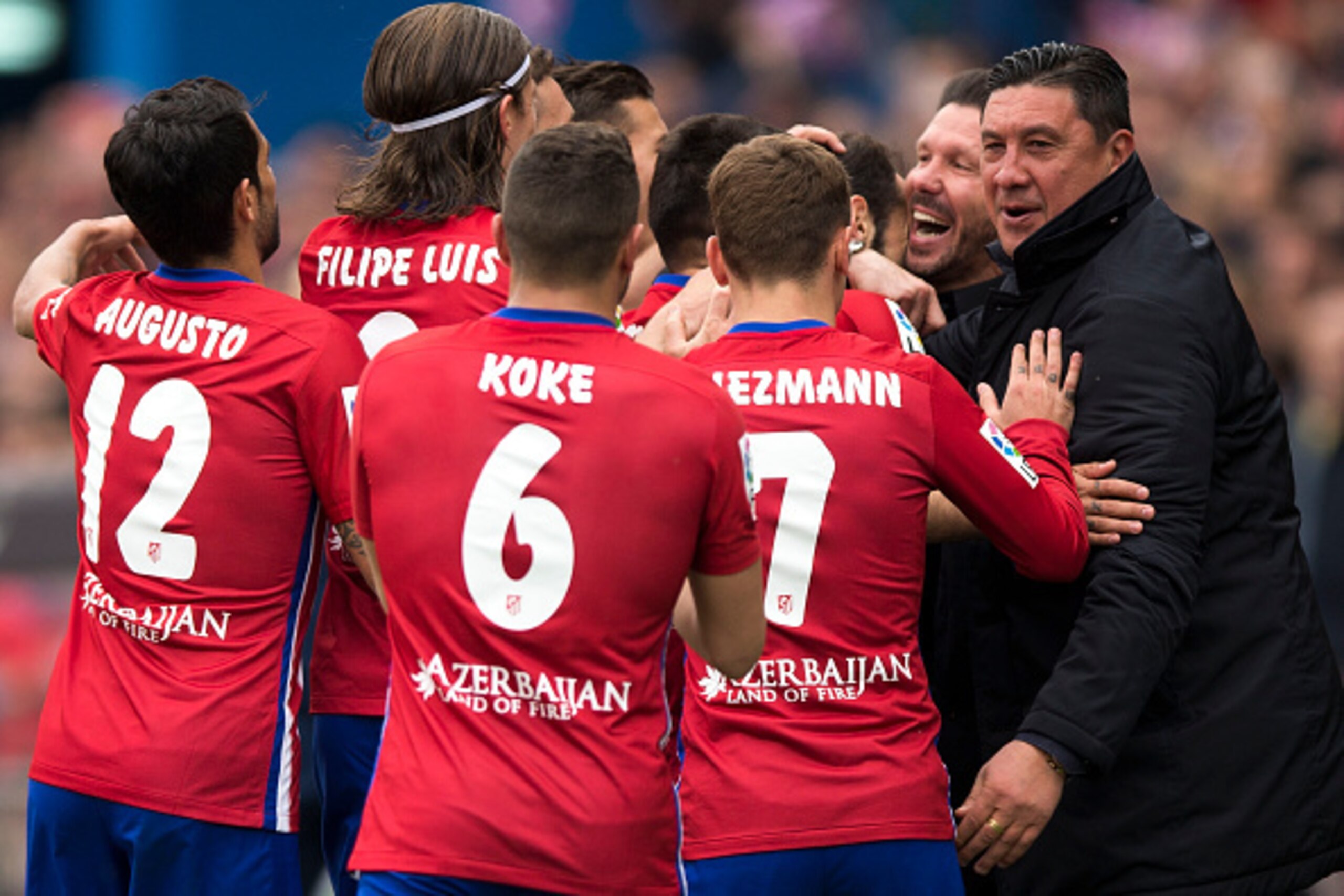 MADRID, SPAIN - APRIL 02:  Juan Francisco Torres alias Juanfran (3dL) of Atletico de Madrid celebrates scoring their third goal with coach Diego Pablo Simeone (2ndR), assistant coach German Burgos (R),  and teammates Antoine Griezmann (4thR), Koke (5thR),