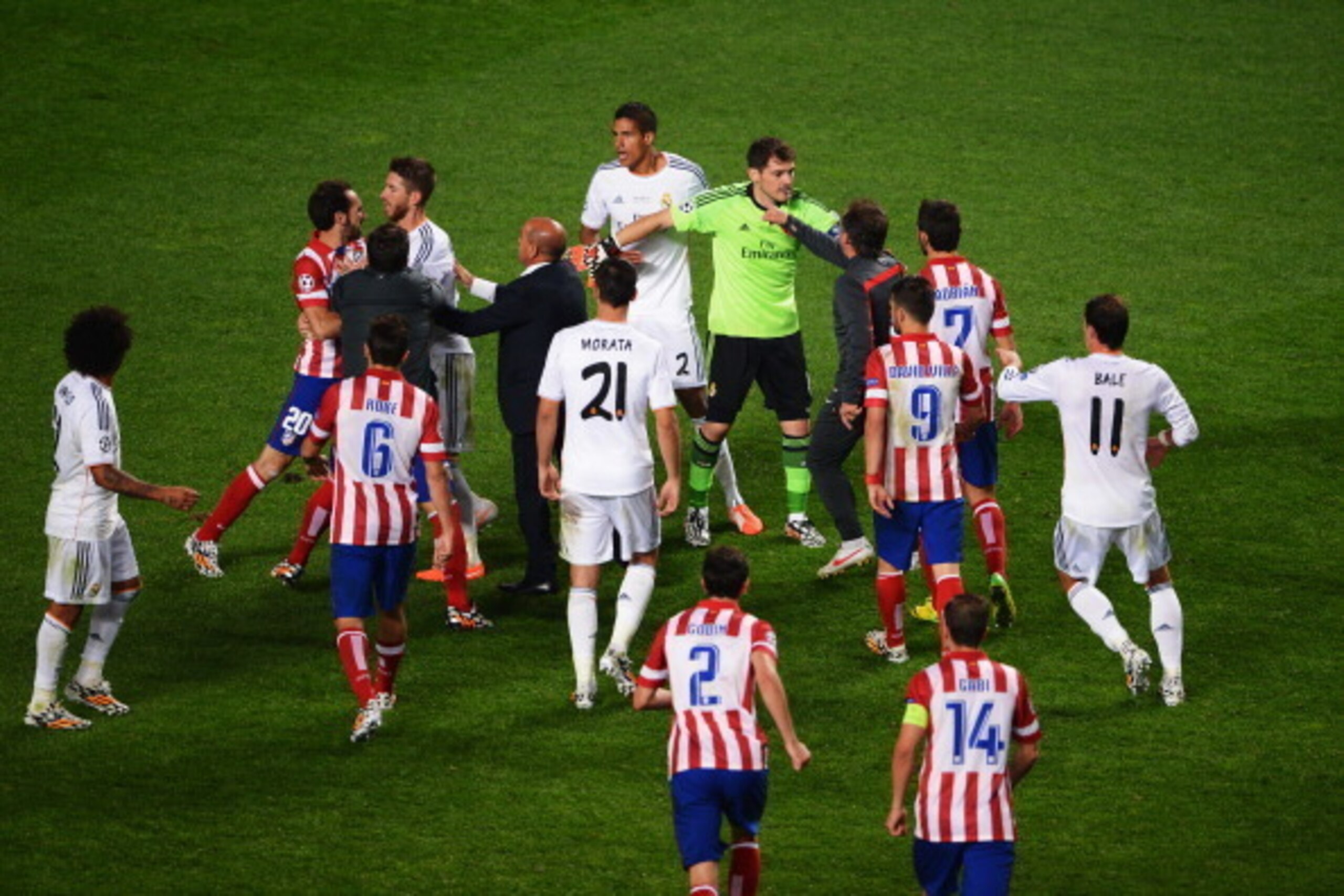 LISBON, PORTUGAL - MAY 24:  Real Madrid and Atletico de Madrid players clash during the UEFA Champions League Final between Real Madrid and Atletico de Madrid at Estadio da Luz on May 24, 2014 in Lisbon, Portugal.  (Photo by Lars Baron/Getty Images)