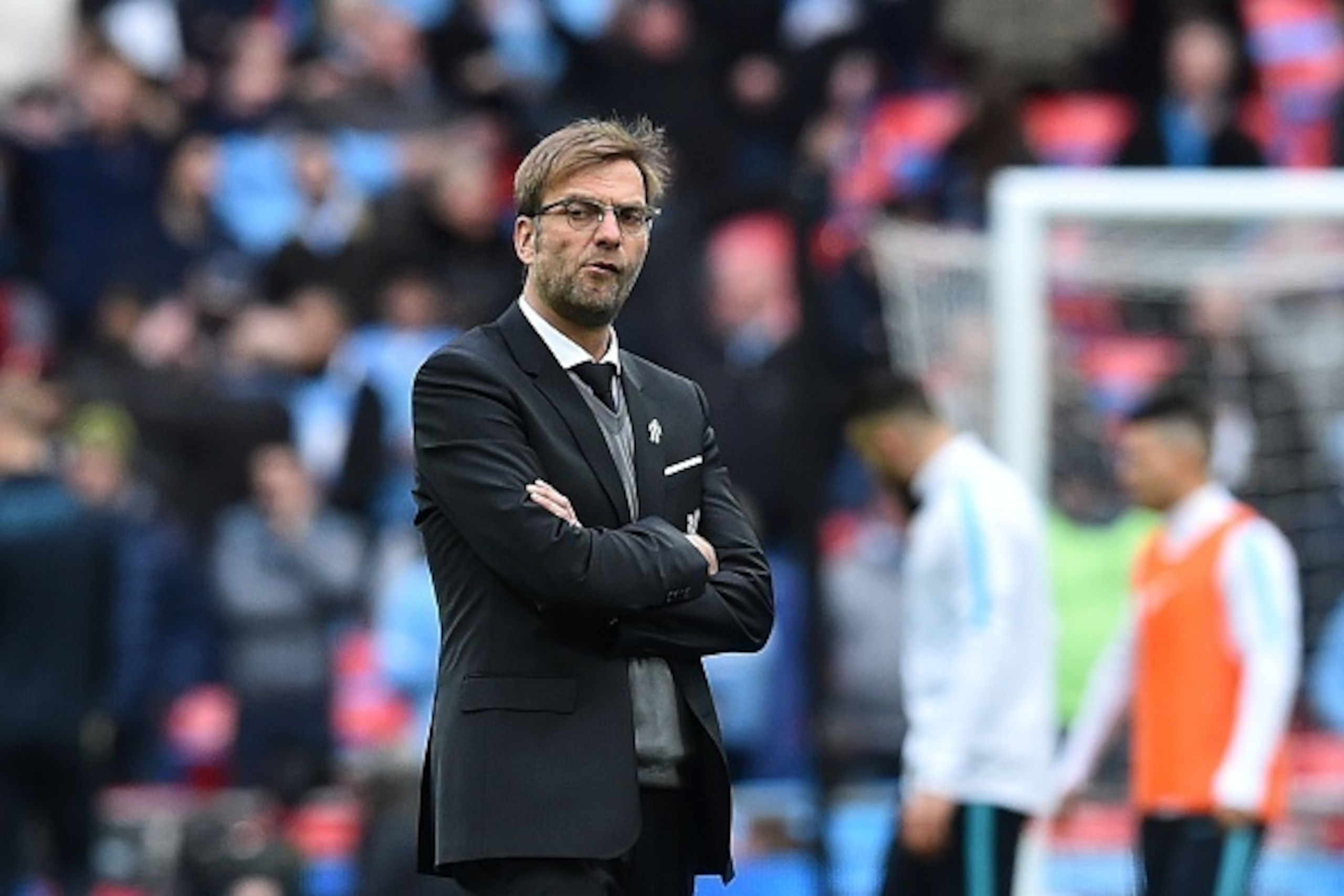Liverpool's German manager Jurgen Klopp walks on the pitch as his players warm up ahead of the League Cup final football match between Liverpool and Manchester City at Wembley Stadium in London on February 28, 2016. / AFP / Ben STANSALL / RESTRICTED TO ED