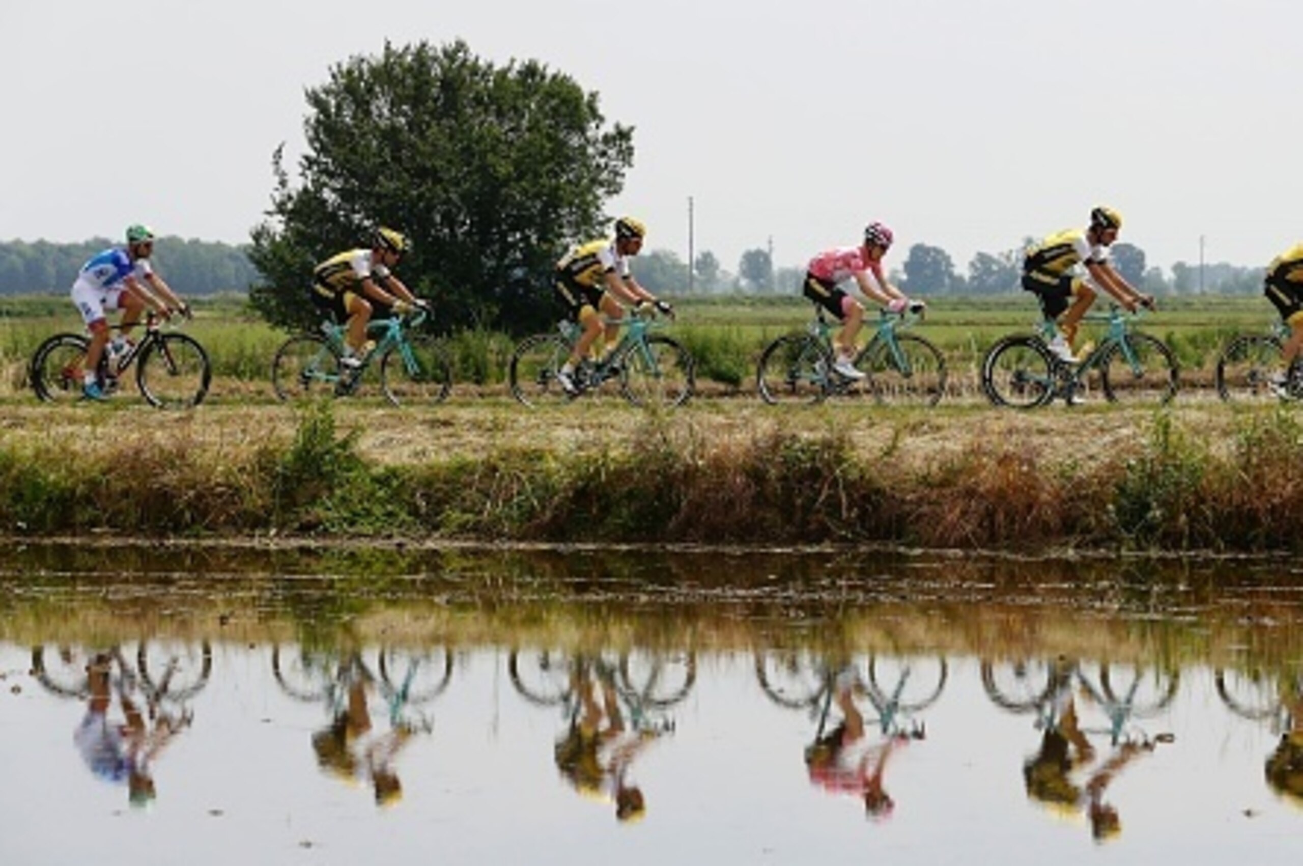 Pink jersey (C) Dutch Steven Kruijswijk (Lotto NL) rides with teammates  during the 18th stage of the 99th Giro d'Italia, Tour of Italy, from Muggio to Pinerolo on May 26, 2016.  AFP PHOTO / LUK BENIES / AFP / LUK BENIES        (Photo credit should read L