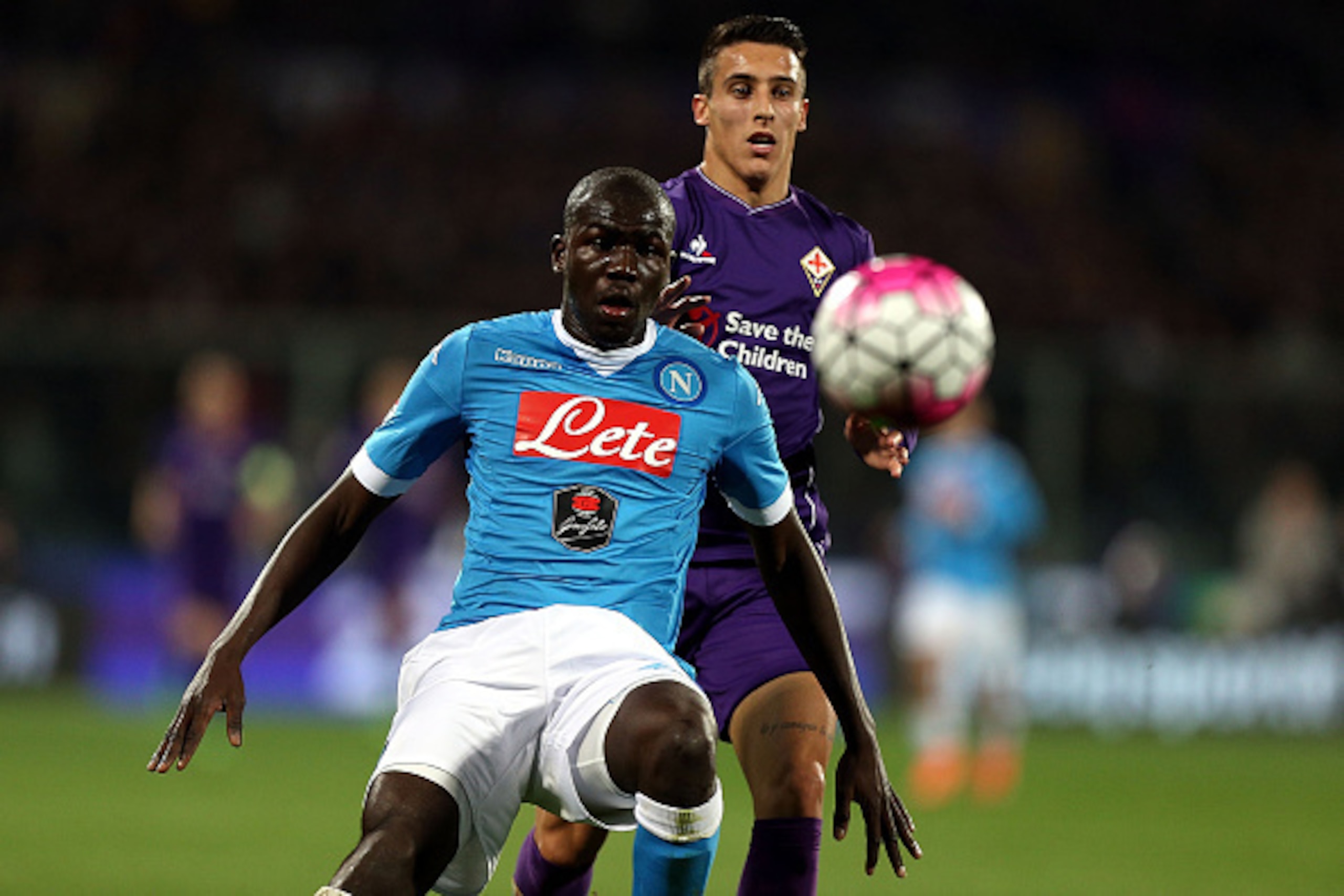 FLORENCE, ITALY - FEBRUARY 29: Cristian Tello of ACF Fiorentina battles for the ball with Kalidou Koulibaly of SSC Napoli during the Serie A match between ACF Fiorentina and SSC Napoli at Stadio Artemio Franchi on February 29, 2016 in Florence, Italy.  (P