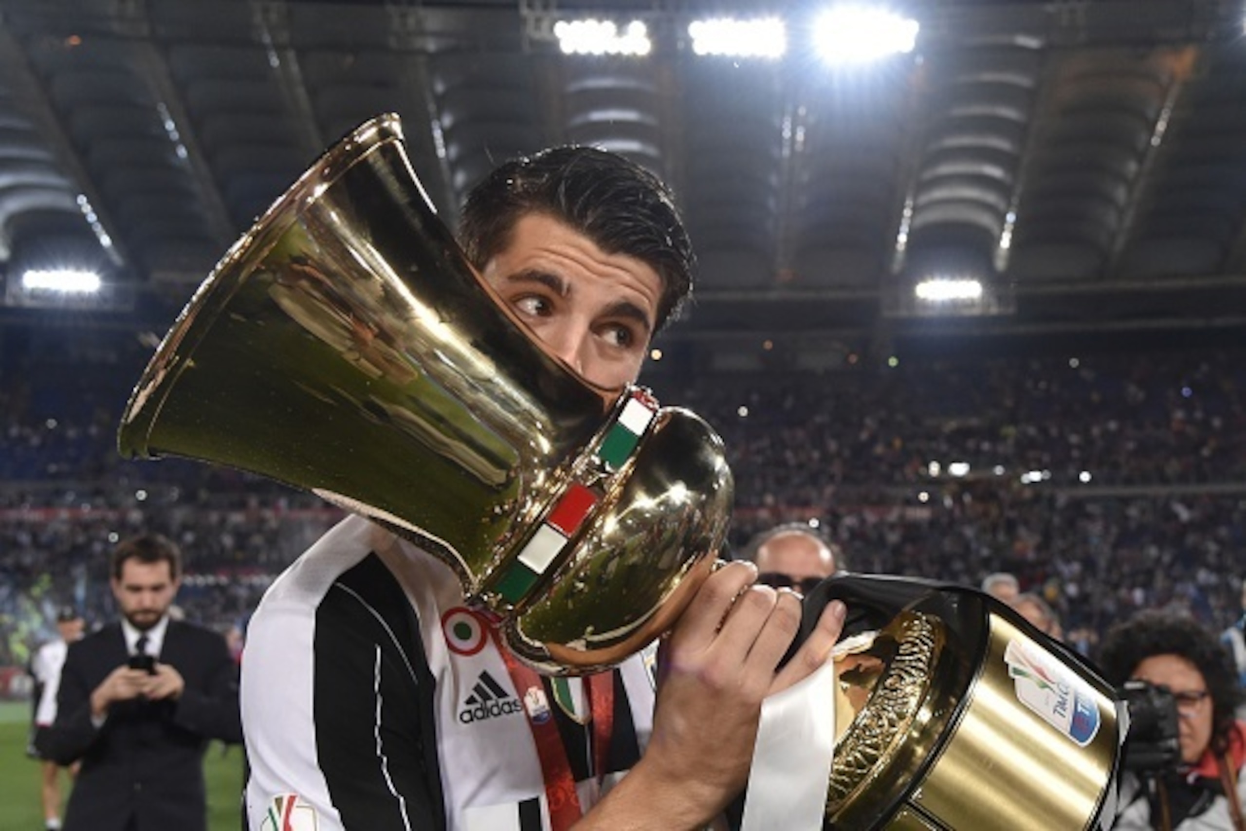 Juventus' forward from Spain Alvaro Morata kisses the trophy after winning the Italian Tim Cup final football match AC Milan vs Juventus on May 21, 2016 at the Olympic Stadium in Rome.  Juventus won 0-1 in the extra time.     AFP PHOTO / TIZIANA FABI / AF