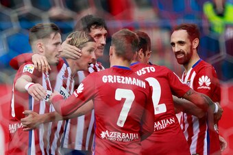 MADRID, SPAIN - MAY 14: Fernando Torres (2ndL) of Atletico de Madrid celebrates scoring their opening goal with team mates during the La Liga match between  Club Atletico de Madrid and Real Club Celta de Vigo at Vicente Calderon Stadium on May 14, 2016 in