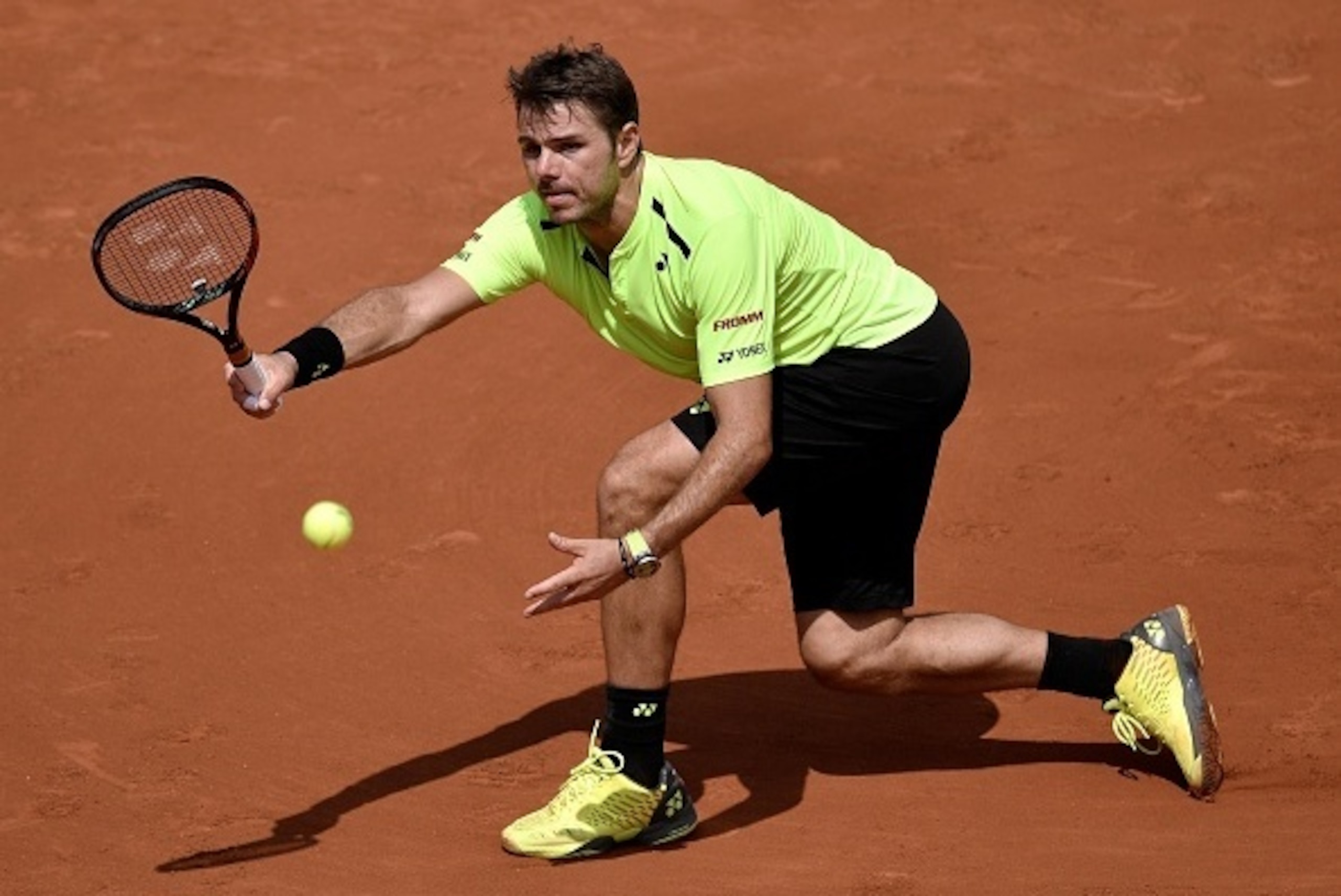 Switzerland's Stanislas Wawrinka celebrates after winning his men's second round match against Japan's Taro Daniel at the Roland Garros 2016 French Tennis Open in Paris on May 25, 2016. / AFP / PHILIPPE LOPEZ        (Photo credit should read PHILIPPE LOPE