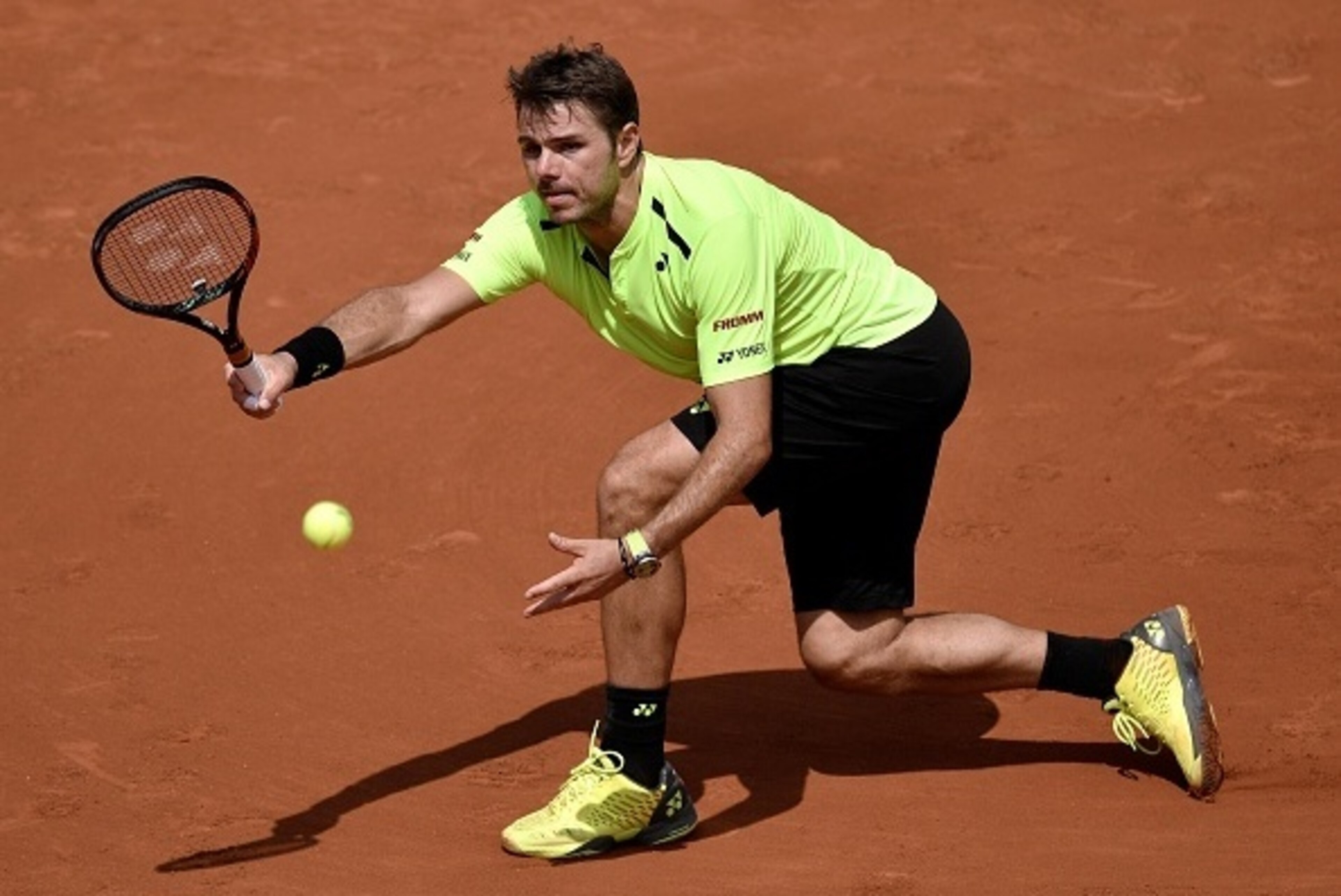 Switzerland's Stanislas Wawrinka celebrates after winning his men's second round match against Japan's Taro Daniel at the Roland Garros 2016 French Tennis Open in Paris on May 25, 2016. / AFP / PHILIPPE LOPEZ        (Photo credit should read PHILIPPE LOPE