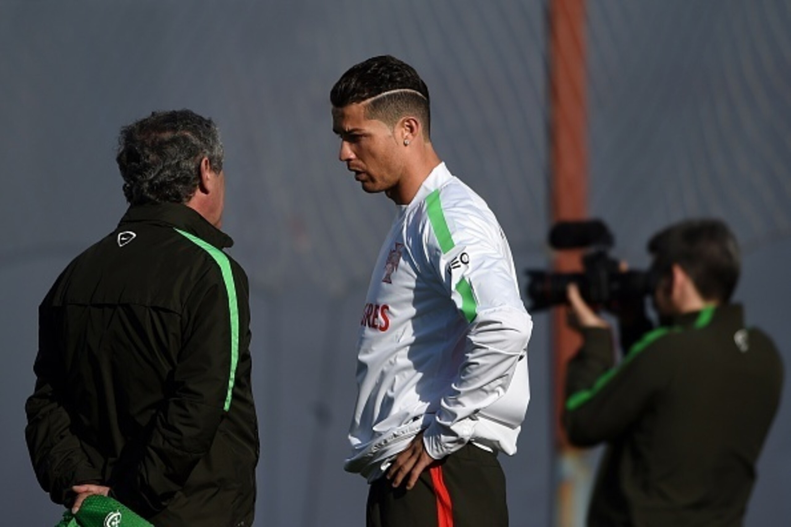 Portugal's coach Fernando Santos (L) speaks with Portugal's forward Cristiano Ronaldo during a training session at Antonio Coimbra da Mota stadium in Estoril, outskirts of Lisbon, on March 28, 2014, on the eve of the EURO 2016 qualifier football match Por