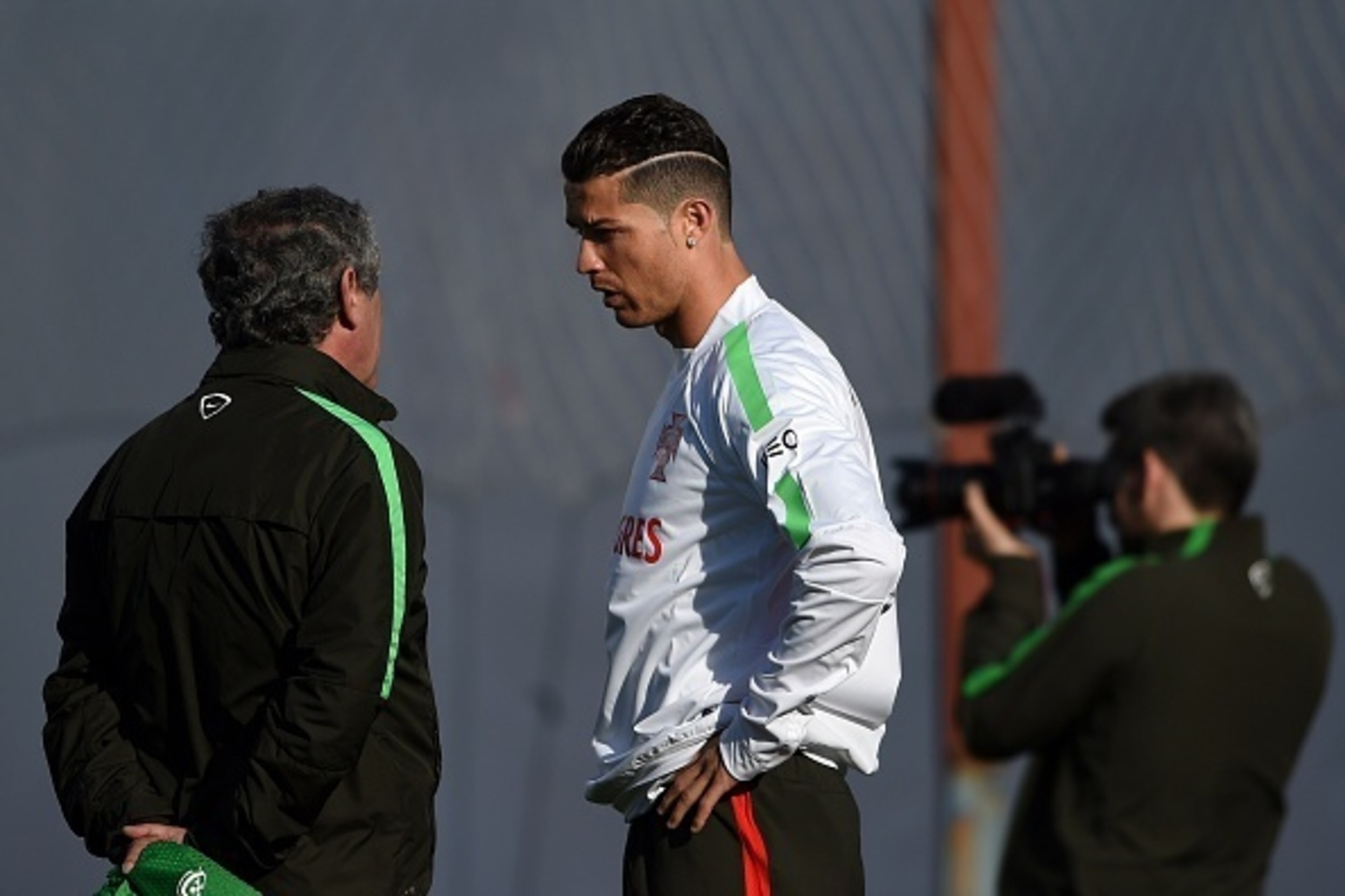 Portugal's coach Fernando Santos (L) speaks with Portugal's forward Cristiano Ronaldo during a training session at Antonio Coimbra da Mota stadium in Estoril, outskirts of Lisbon, on March 28, 2014, on the eve of the EURO 2016 qualifier football match Por