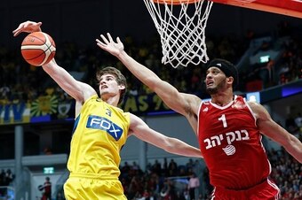Maccabi Tel Aviv's Croatian player Dragen Bender (L) fights for the ball against Hapoel Jerusalem's US player Josh Duncan during a Winner League match between Maccabi Tel Aviv and Hapoel Jerusalem at the Pais Arena in Jerusalem on March 21, 2016.

Dragan 