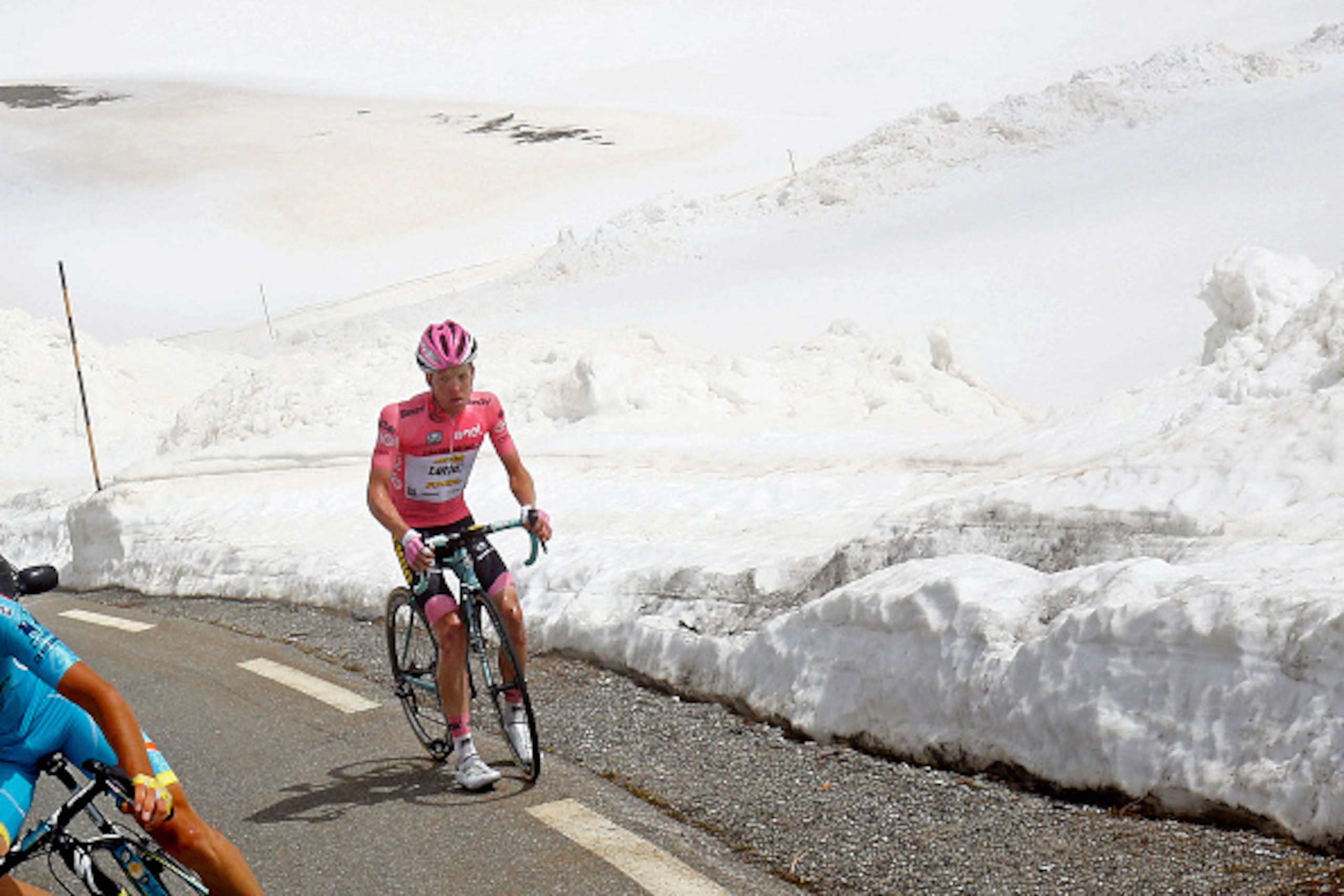 Pink jersey Dutch Steven Kruijswijk of team (Lotto NL) after a crash in the Colle dell'Agnello downhill during the 19th stage of the 99th Giro d'Italia, Tour of Italy, from Pinerolo to Risoul on May 27, 2016. 
Italy's Vincenzo Nibali of Astana escaped alo