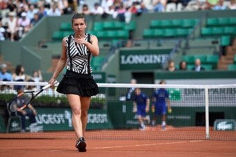 Romania's Simona Halep gestures during her women's third round match against Japan's Naomi Osaka at the Roland Garros 2016 French Tennis Open in Paris on May 27, 2016. / AFP / MARTIN BUREAU        (Photo credit should read MARTIN BUREAU/AFP/Getty Images)