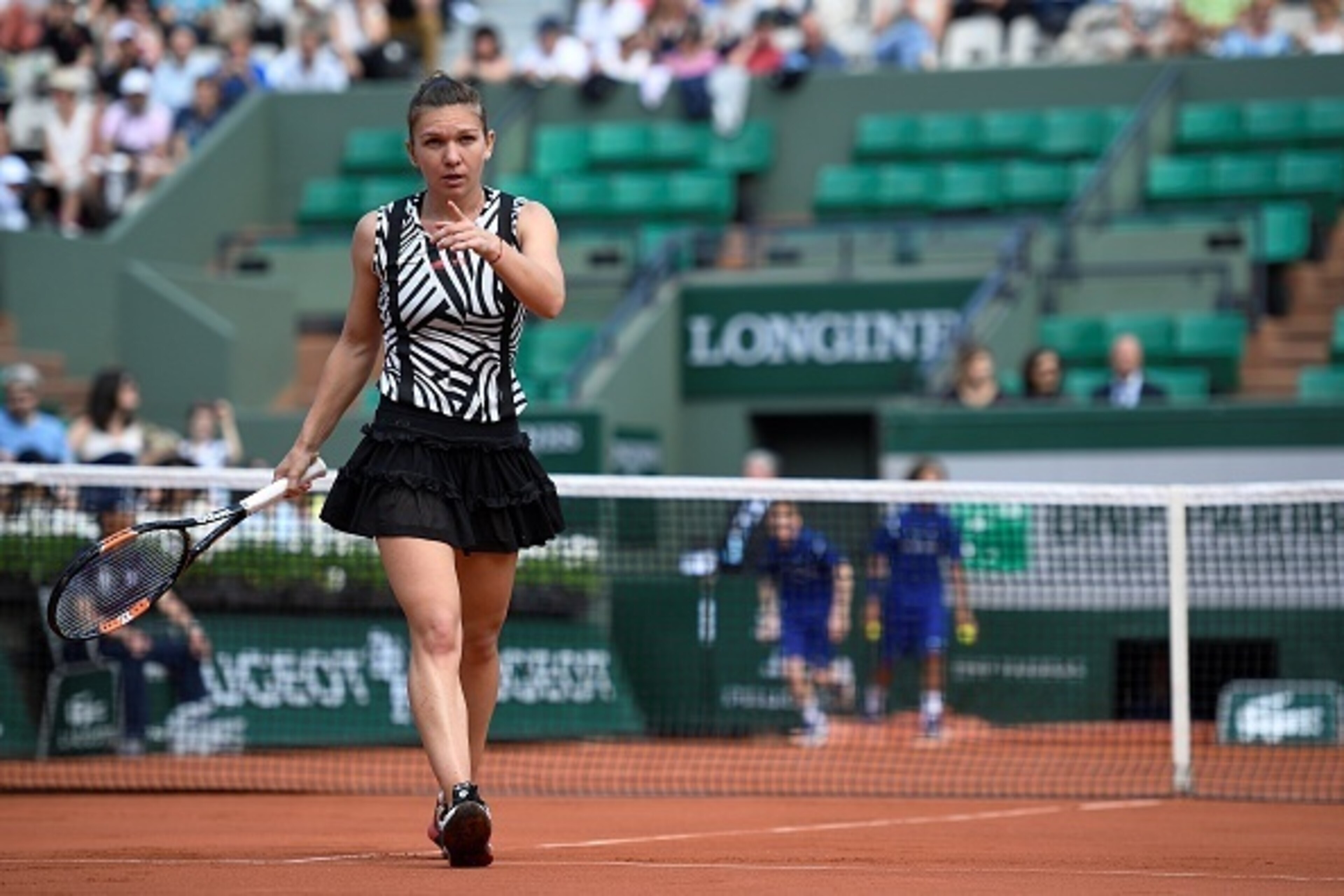 Romania's Simona Halep gestures during her women's third round match against Japan's Naomi Osaka at the Roland Garros 2016 French Tennis Open in Paris on May 27, 2016. / AFP / MARTIN BUREAU        (Photo credit should read MARTIN BUREAU/AFP/Getty Images)