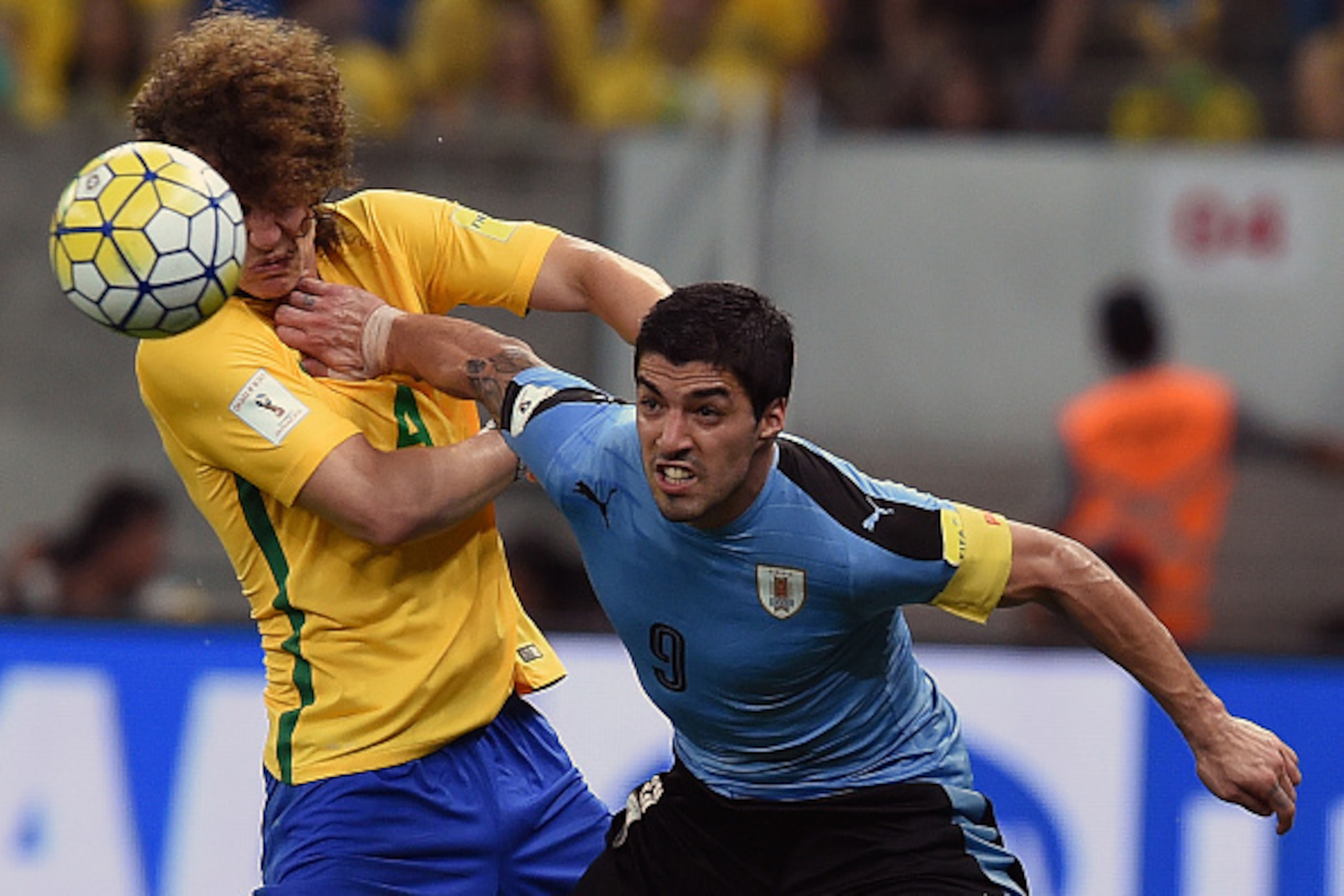 Uruguay's Luis Suarez (R) vies for the ball with Brazil's David Luiz during their Russia 2018 FIFA World Cup South American Qualifiers' football match, in Recife, northeastern Brazil, on March 25, 2016. AFP PHOTO / VANDERLEI ALMEIDA / AFP / VANDERLEI ALME