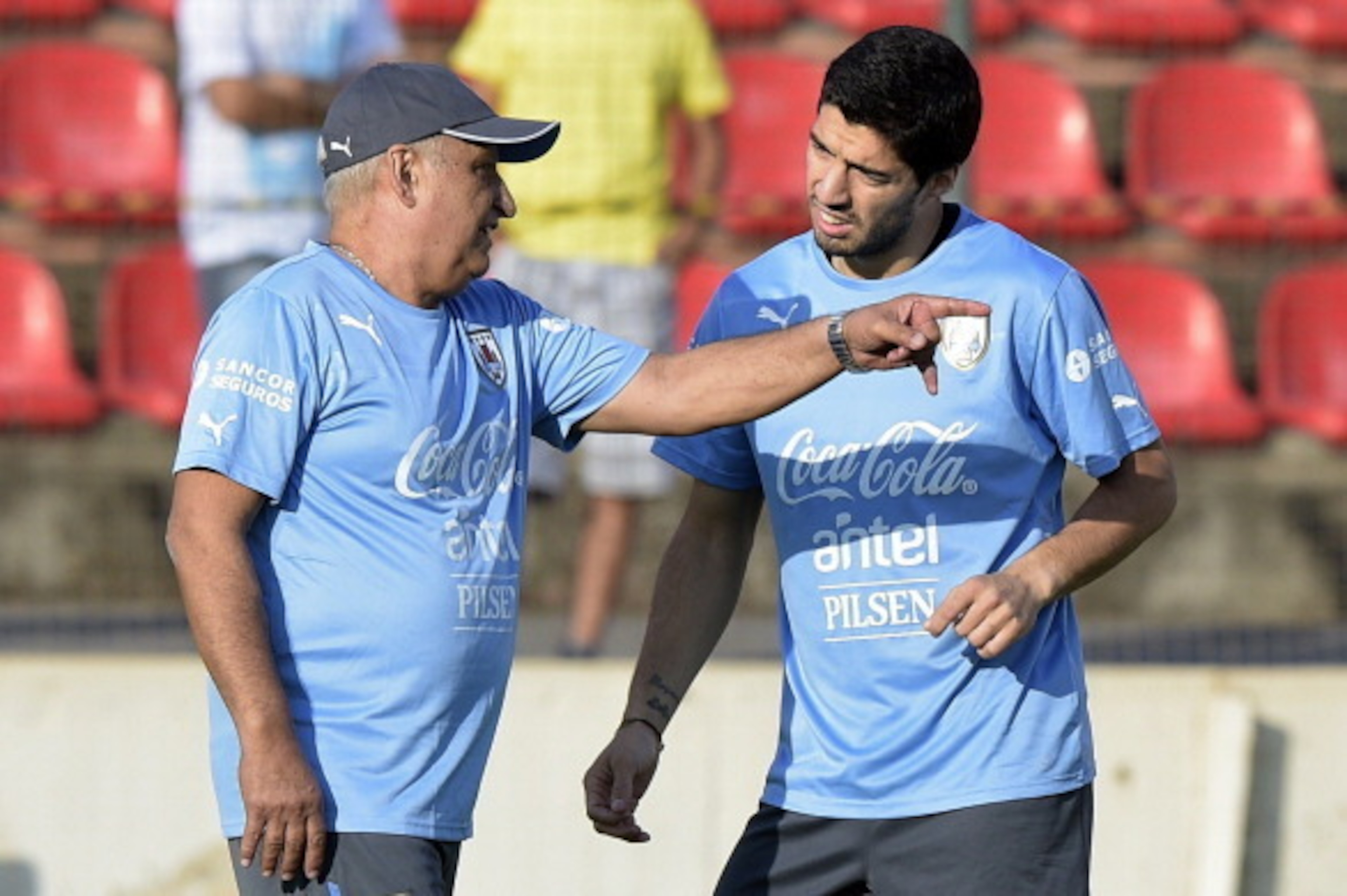 Uruguay's football national team forward Luis Suarez (R) listens to medical staff member Walter Ferreira during a training session at Arena do Jacare in Sete Lagoas, Minas Gerais, on June 10, 2014. Uruguay prepares for its first match of Group D of the Wo