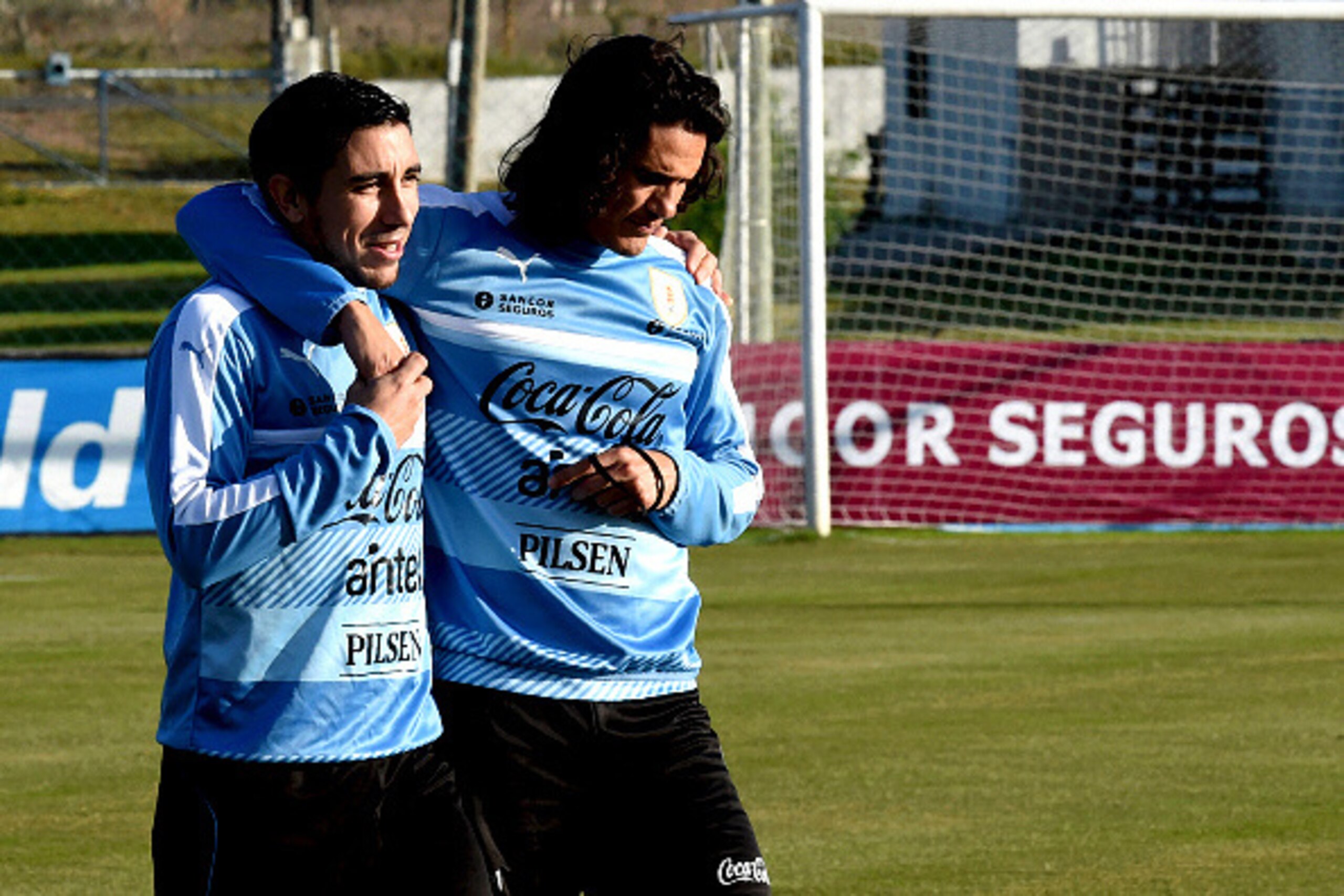 Uruguayan national team players Edinson Cavani (R) and Jorge Fucile attend a training session at the Complejo Celeste near Montevideo, Canelones department on May 25 2016, in preparation for the Copa America Centenario in the United States. / AFP / MIGUEL