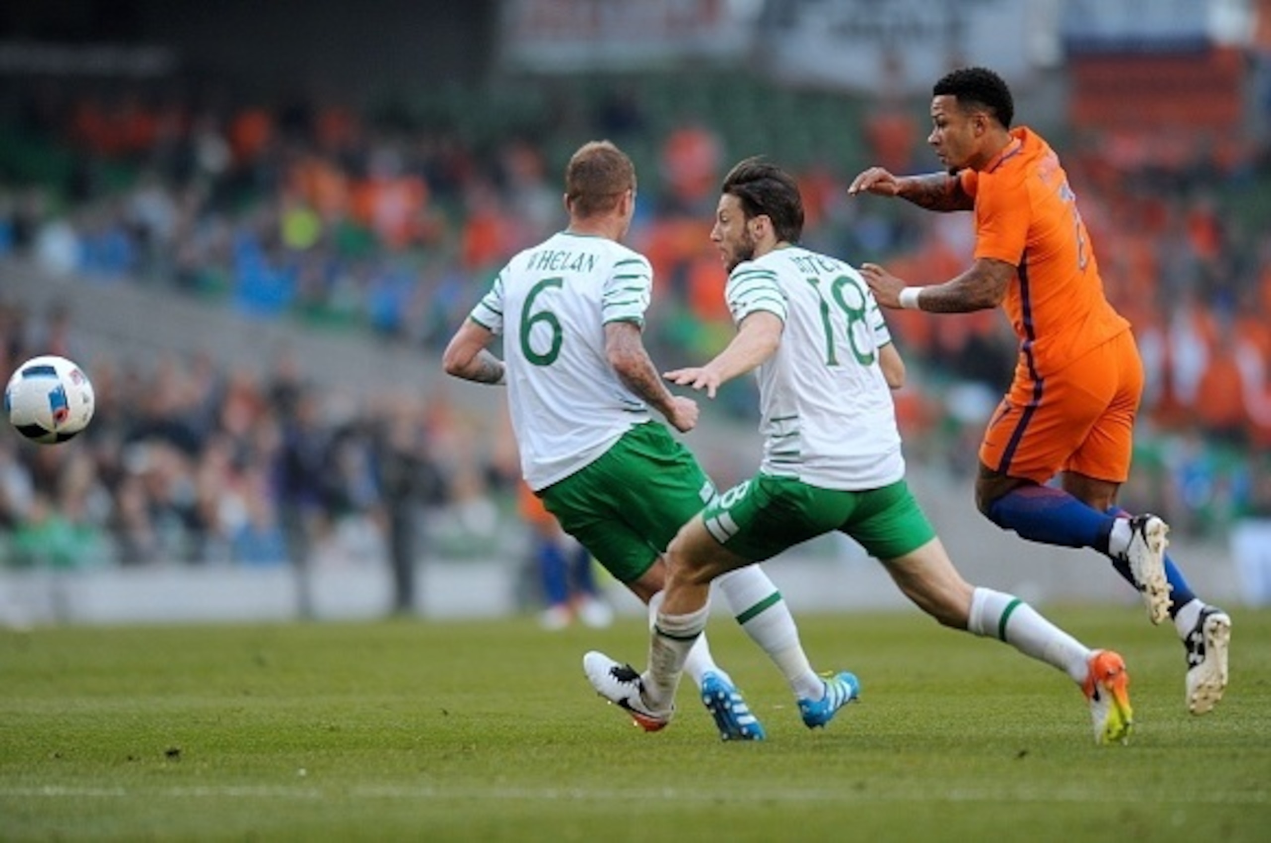 Netherlands' midfielder Memphis Depay (R) is challenged by Republic of Ireland's Harry Arter (2nd R) and Republic of Ireland's midfielder Glenn Whelan (L) during the friendly international football match between Ireland and the Netherlands at the Aviva St