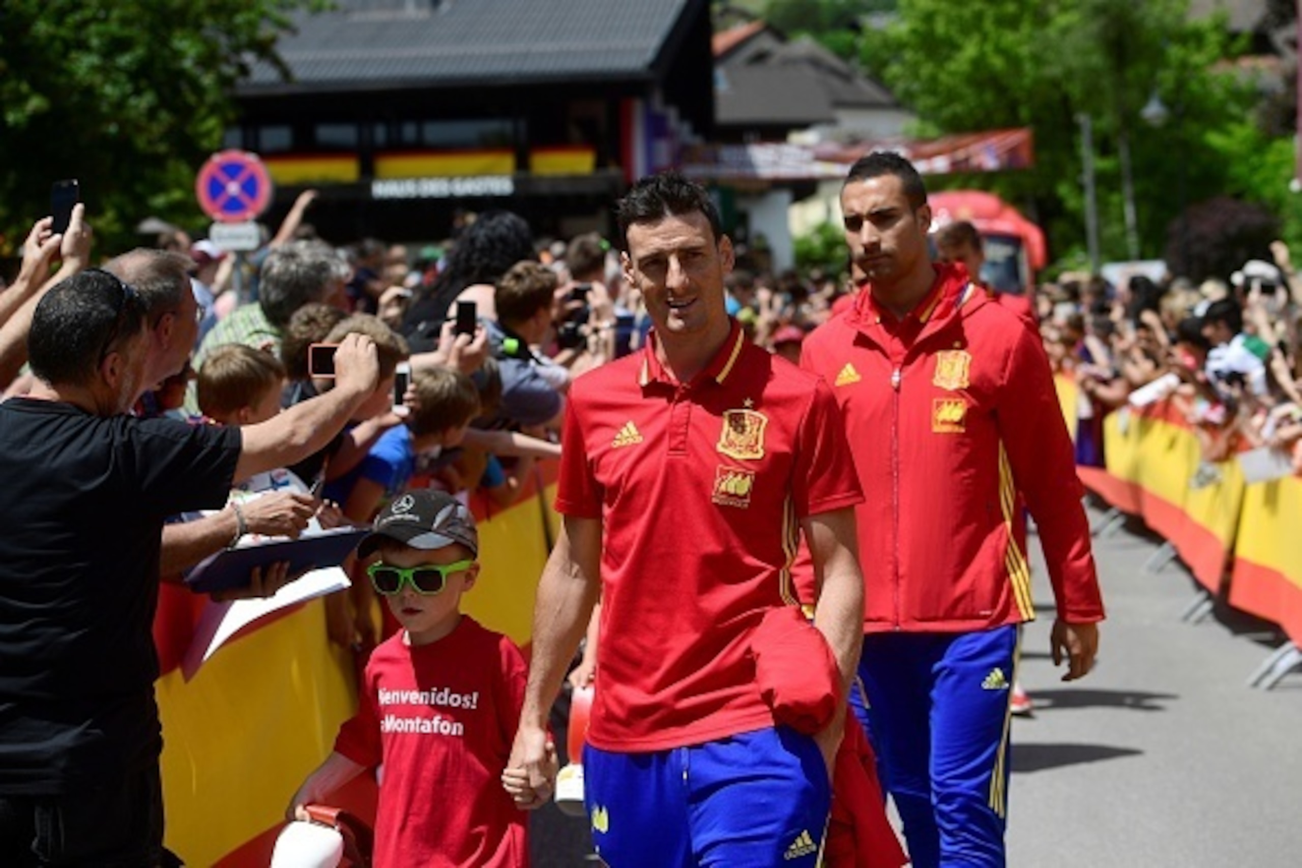Spain's Aritz Aduriz arrives at his hotel in Schruns on May 26, 2016 where the team will train for the upcoming Euro 2016 European football championships. / AFP / PIERRE-PHILIPPE MARCOU (Photo credit should read PIERRE-PHILIPPE MARCOU/AFP/Getty Spain's Aritz Aduriz arrives at his hotel in Schruns on May 26, 2016 where the team will train for the upcoming Euro 2016 European football championships. / AFP / PIERRE-PHILIPPE MARCOU (Photo credit should read PIERRE-PHILIPPE MARCOU/AFP/Getty