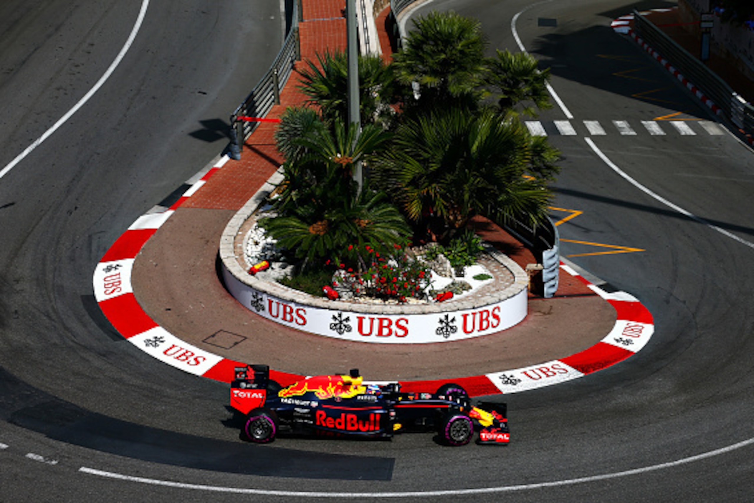 MONTE-CARLO, MONACO - MAY 28: Daniel Ricciardo of Australia driving the (3) Red Bull Racing Red Bull-TAG Heuer RB12 TAG Heuer on track during final practice ahead of the Monaco Formula One Grand Prix at Circuit de Monaco on May 28, 2016 in Monte-Carlo, Mo