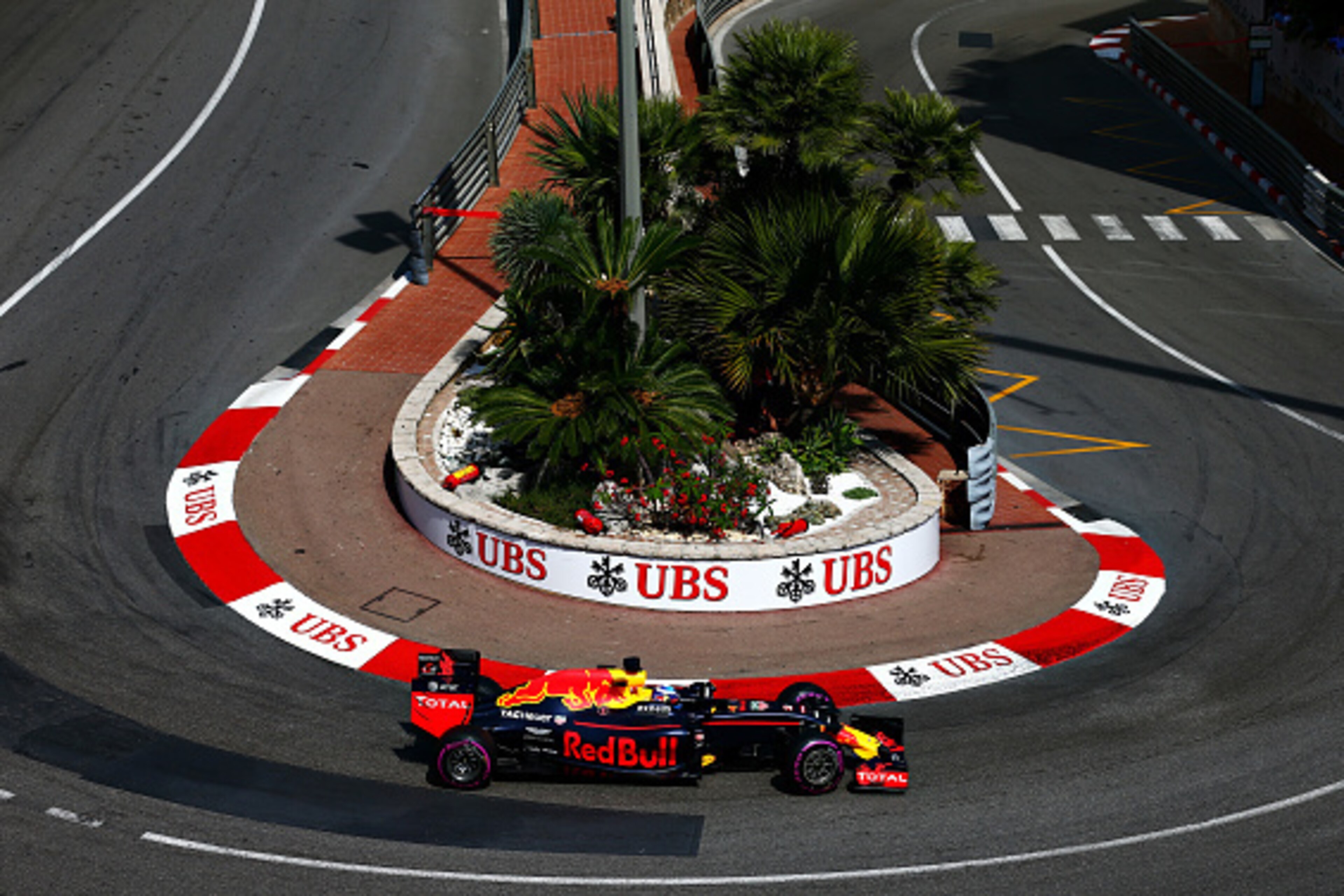 MONTE-CARLO, MONACO - MAY 28: Daniel Ricciardo of Australia driving the (3) Red Bull Racing Red Bull-TAG Heuer RB12 TAG Heuer on track during final practice ahead of the Monaco Formula One Grand Prix at Circuit de Monaco on May 28, 2016 in Monte-Carlo, Mo