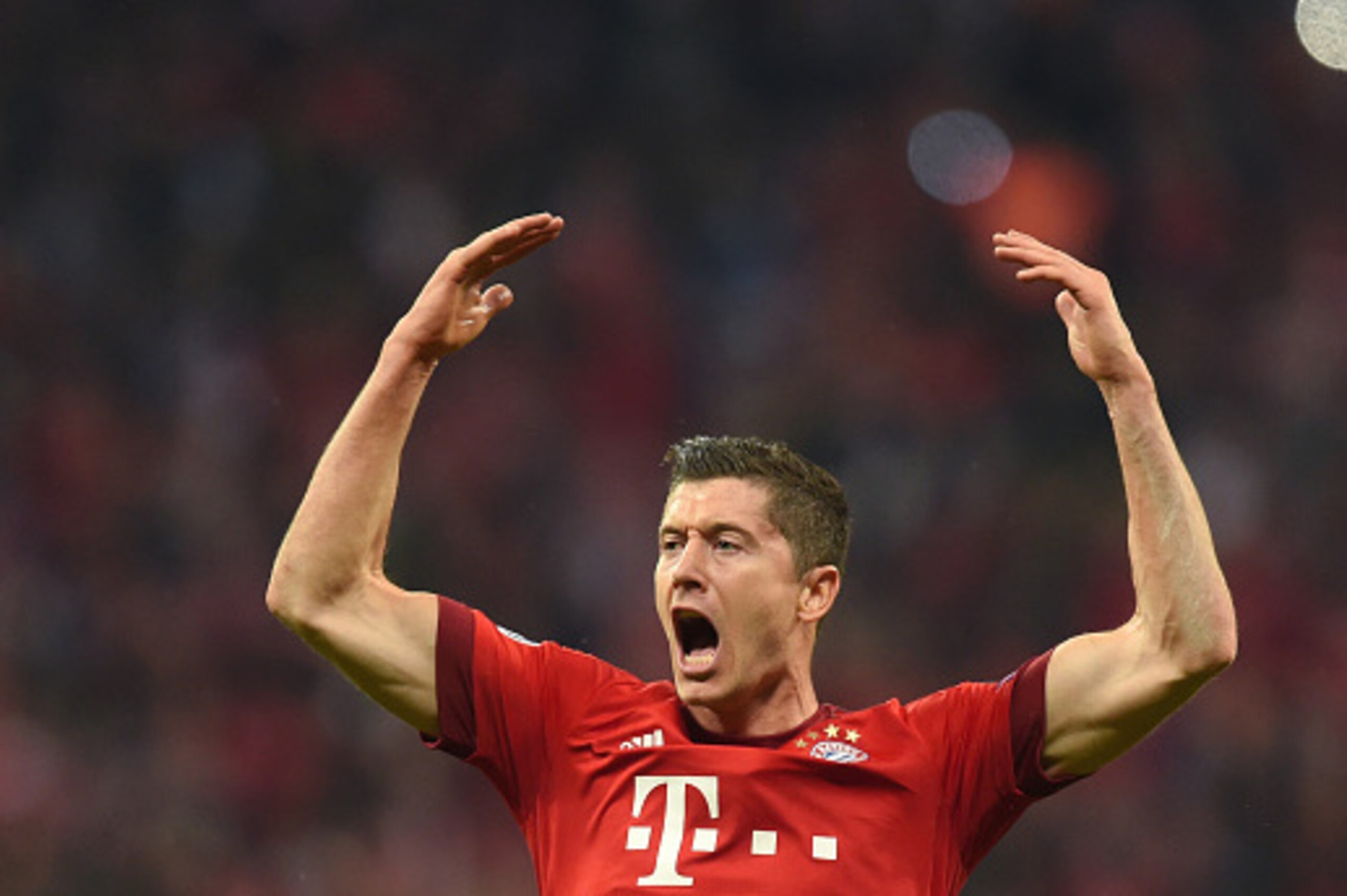 Bayern Munich's Polish striker Robert Lewandowski  reacts during the UEFA Champions League semi-final, second-leg football match between FC Bayern Munich and Atletico Madrid in Munich, southern Germany, on May 3, 2016.  / AFP / CHRISTOF STACHE        (Pho