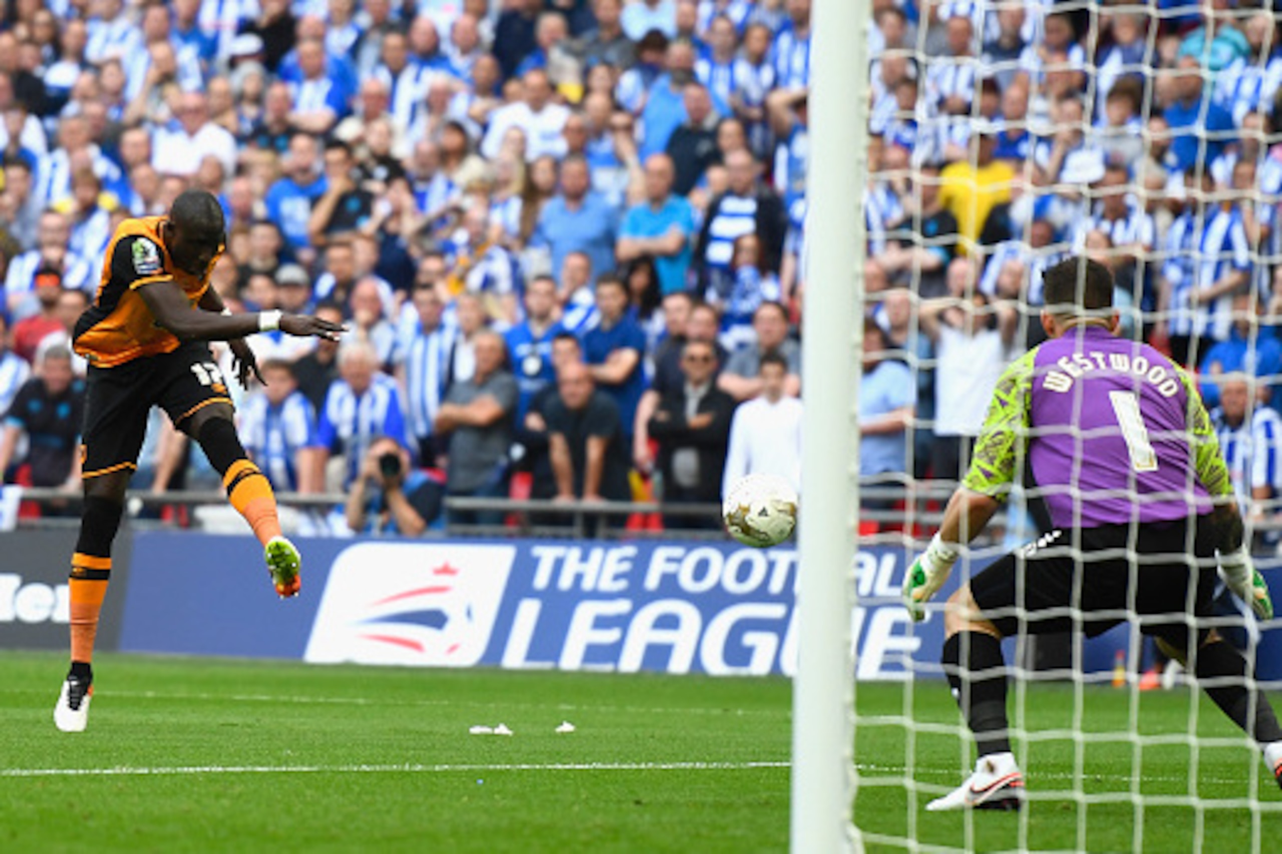 LONDON, ENGLAND - MAY 28:  Mohamed Diame of Hull City hits a post during Sky Bet Championship Play Off Final match between Hull City and Sheffield Wednesday at Wembley Stadium on May 28, 2016 in London, England.  (Photo by Mike Hewitt/Getty Images)