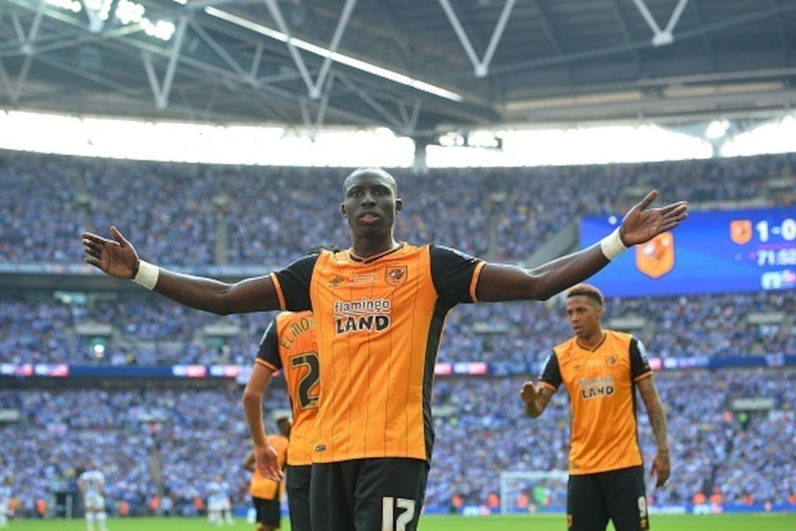 Hull City's French-born Senegalese midfielder Mohamed Diame (C) celebrates scoring the opening goal during the English Championship play-off final football match between Hull City and Sheffield Wednesday at Wembley Stadium in London on May 28, 2016. / AFP