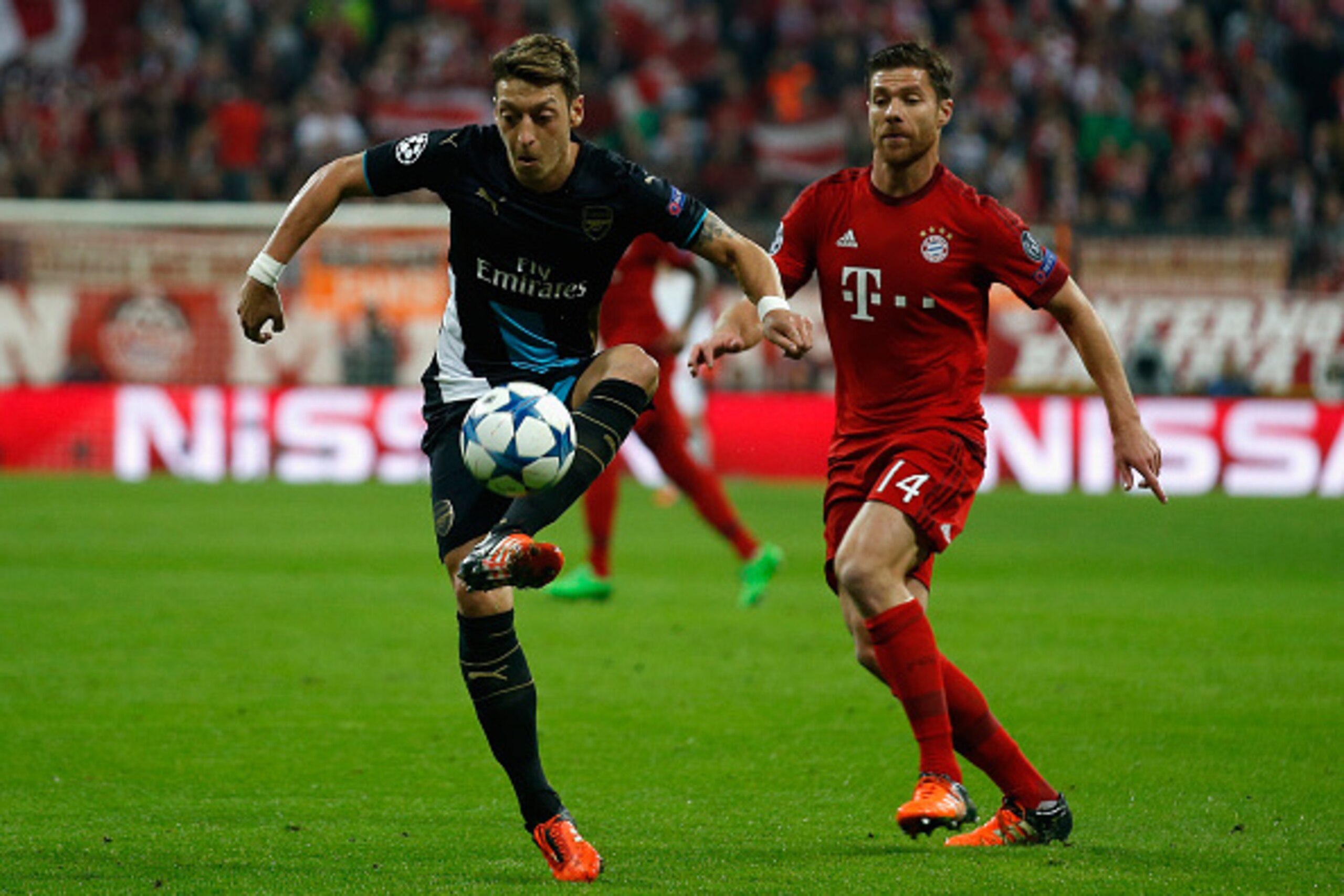 MUNICH, GERMANY - NOVEMBER 04: Mesut Oezil (L) of Arsenal is challenged by Xabi Alonso of Bayern Muenchen during the UEFA Champions League Group F match between FC Bayern Muenchen and Arsenal FC at Allianz Arena on November 4, 2015 in Munich, Germany. ( MUNICH, GERMANY - NOVEMBER 04: Mesut Oezil (L) of Arsenal is challenged by Xabi Alonso of Bayern Muenchen during the UEFA Champions League Group F match between FC Bayern Muenchen and Arsenal FC at Allianz Arena on November 4, 2015 in Munich, Germany. (
