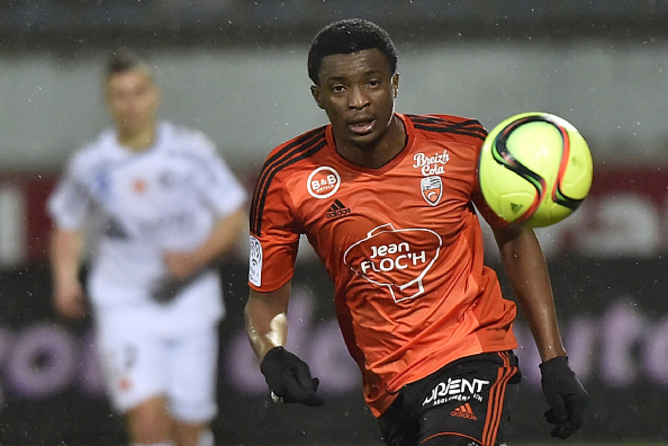 Lorient's Cameroonian forward Benjamin Moukandjo eyes the ball during the French L1 football match between Lorient and Reims on January 30, 2016 in Lorient, western France.     AFP PHOTO / LOIC VENANCE / AFP / LOIC VENANCE        (Photo credit should read