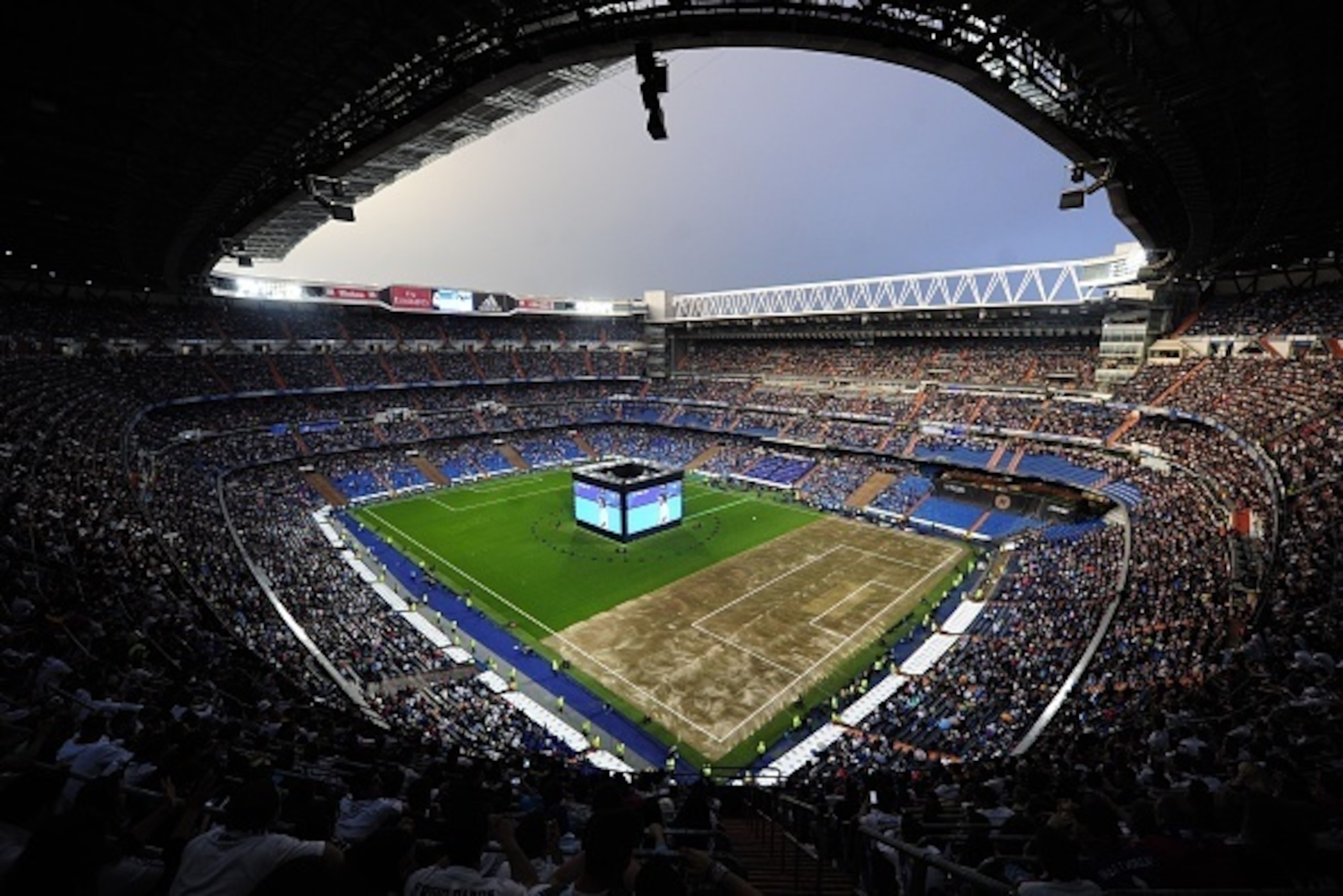 Real Madrid football club supporters watch on a big screen at the Santiago Bernabeu stadium in Madrid on May 28, 2016 the UEFA Champions League final foobtall match between Real Madrid CF, Club Atletico de Madrid held in Milan, Italy. / AFP / CURTO DE LA 