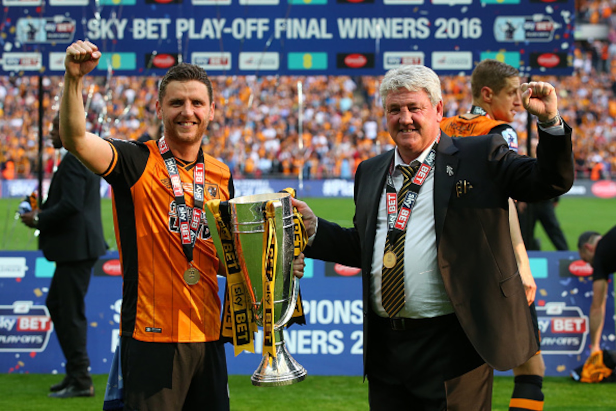 LONDON, ENGLAND - MAY 28:  Father and son Alex Bruce and Steve Bruce, manager of Hull City celebrate with the trophy after the Sky Bet Championship Play Off Final match between Hull City and Sheffield Wednesday at Wembley Stadium on May 28, 2016 in London
