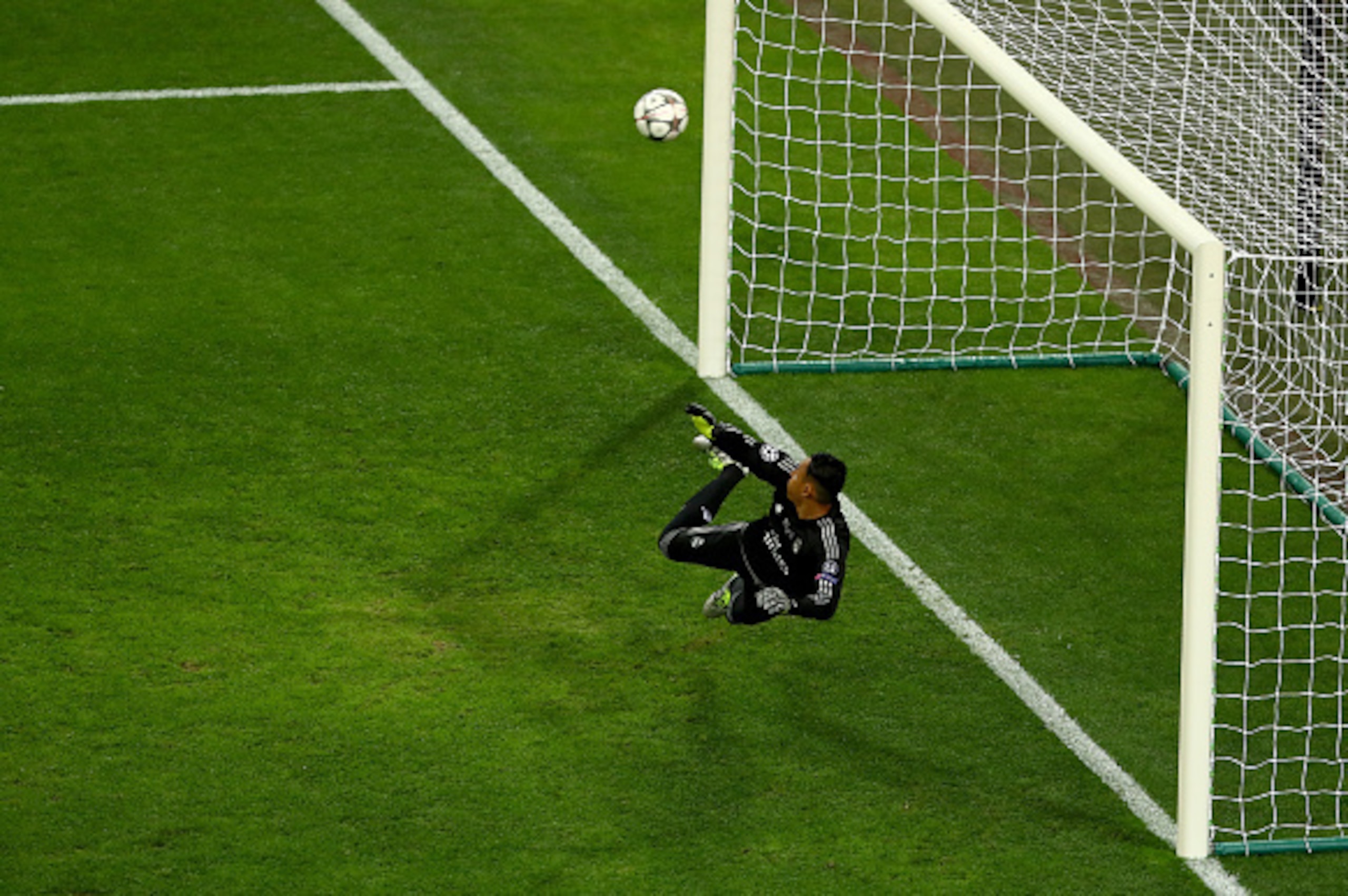 MILAN, ITALY - MAY 28:  Keylor Navas goalkeeper of Real Madrid looks at the ball as it rebounds off the crossbar as Antoine Griezmann of Atletico Madrid misses a penalty during the UEFA Champions League Final match between Real Madrid and Club Atletico de