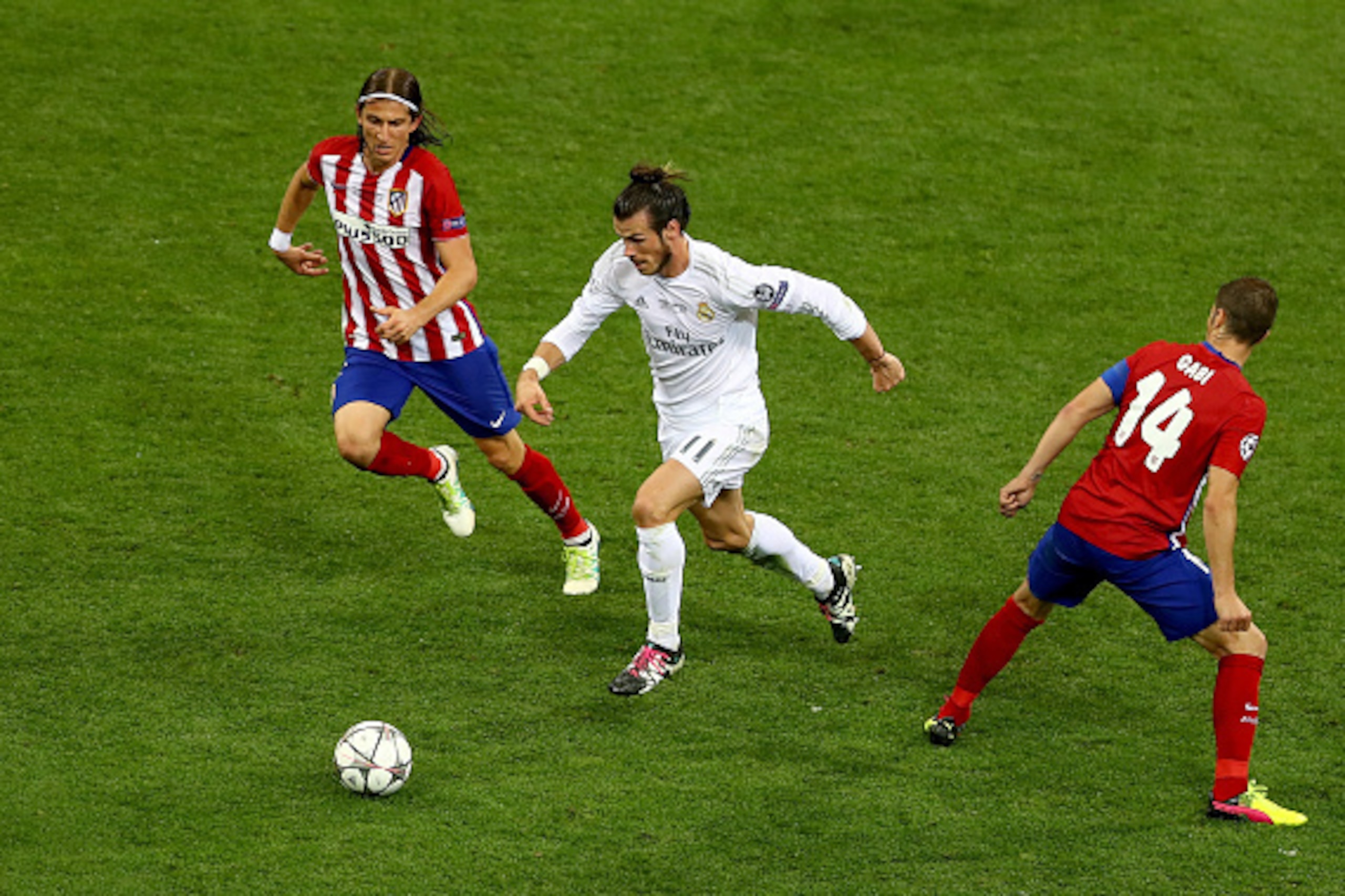 MILAN, ITALY - MAY 28: Gareth Bale of Real Madrid is challenged by Filipe Luis of Atletico Madrid during the UEFA Champions League Final match between Real Madrid and Club Atletico de Madrid at Stadio Giuseppe Meazza on May 28, 2016 in Milan, Italy. (Ph MILAN, ITALY - MAY 28: Gareth Bale of Real Madrid is challenged by Filipe Luis of Atletico Madrid during the UEFA Champions League Final match between Real Madrid and Club Atletico de Madrid at Stadio Giuseppe Meazza on May 28, 2016 in Milan, Italy. (Ph
