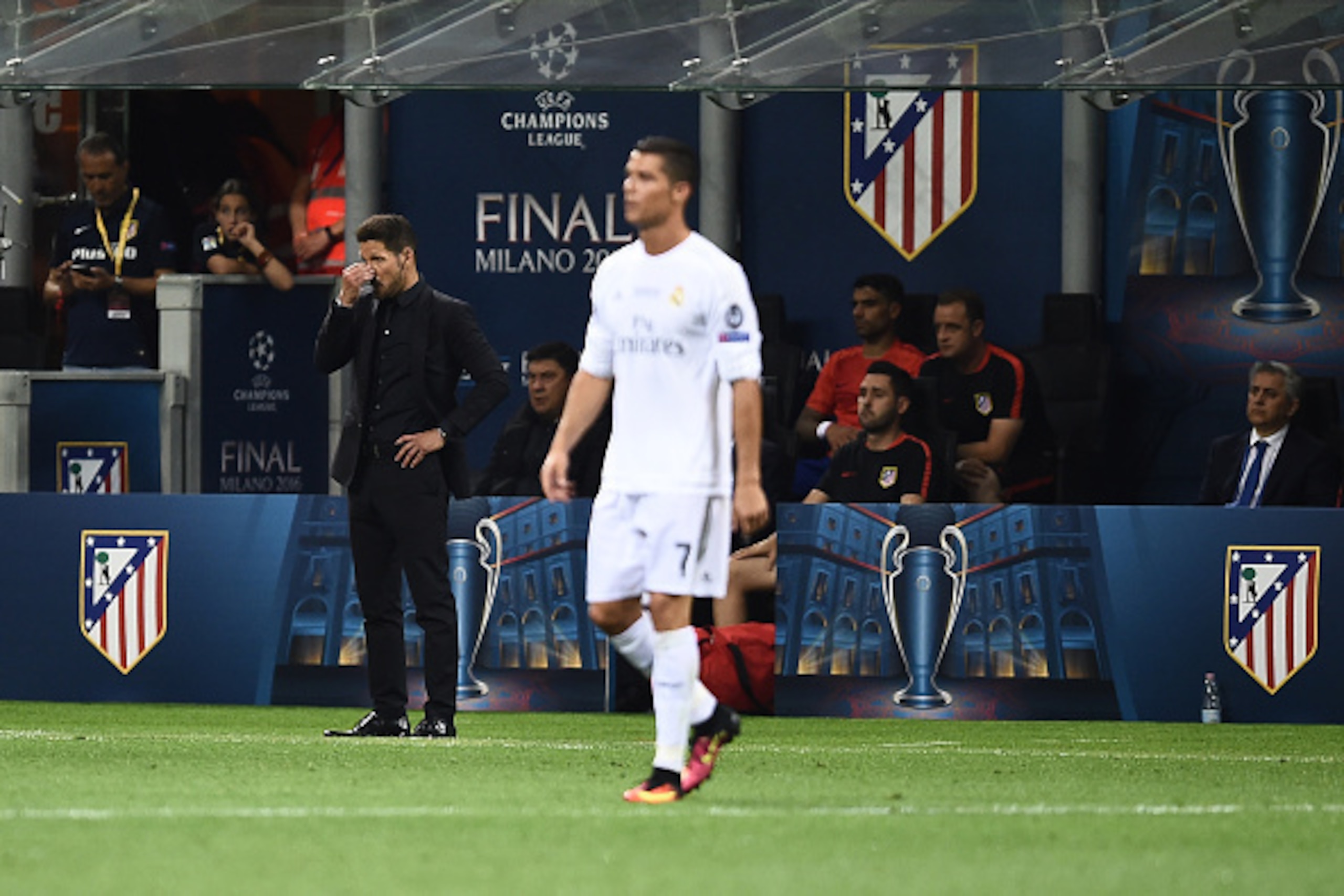 Atletico Madrid's Argentinian coach Diego Simeone (L) reacts next to Real Madrid's Portuguese forward Cristiano Ronaldo (R) during the UEFA Champions League final football match between Real Madrid and Atletico Madrid at San Siro Stadium in Milan, on May 